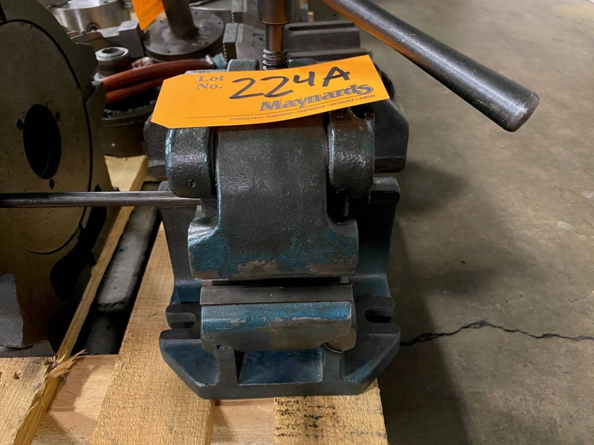 Bison Self-Centering Shaft Vise