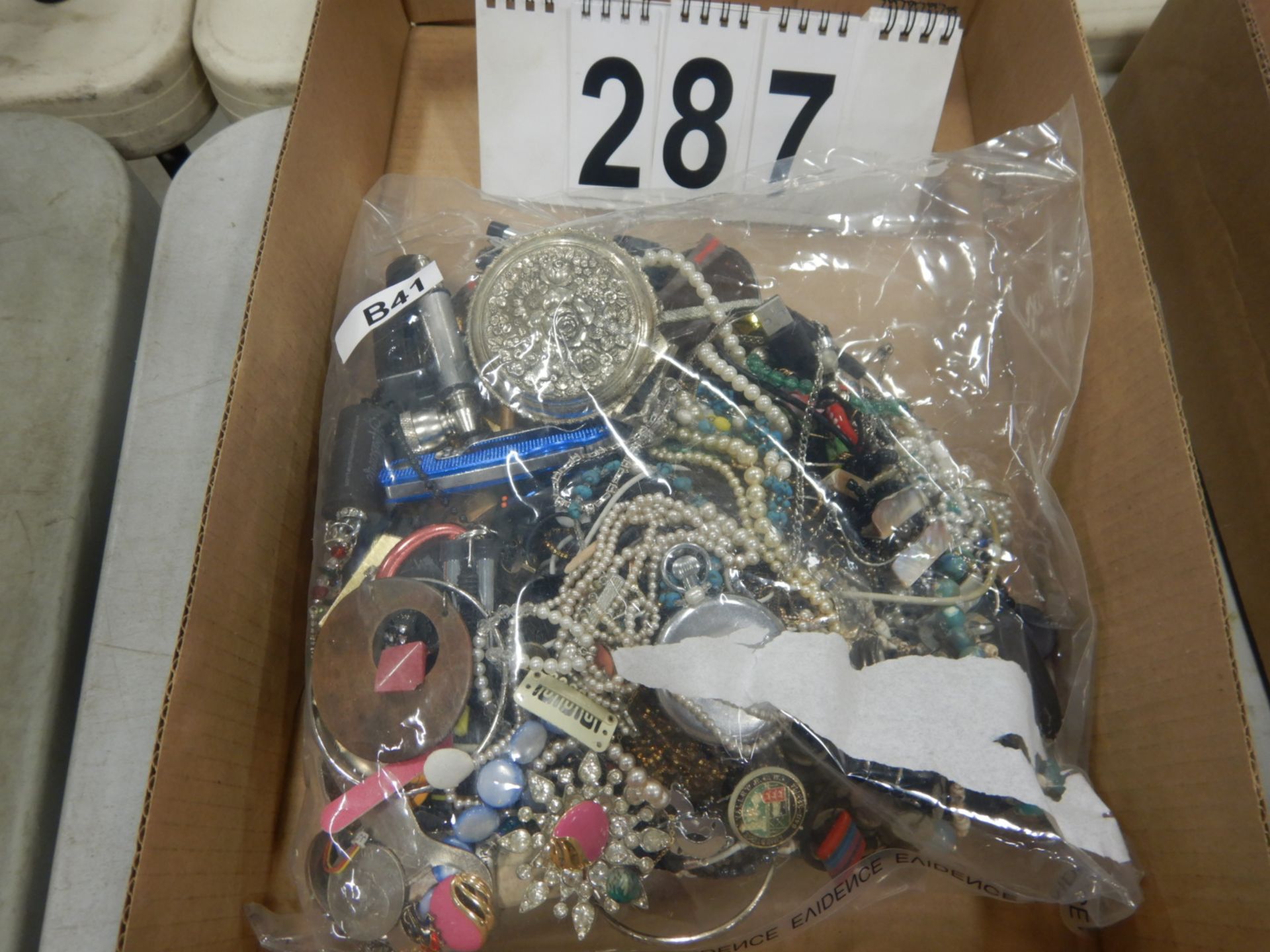 LOT OF ASSORTED COSTUME JEWELRY - B41 - Image 2 of 2