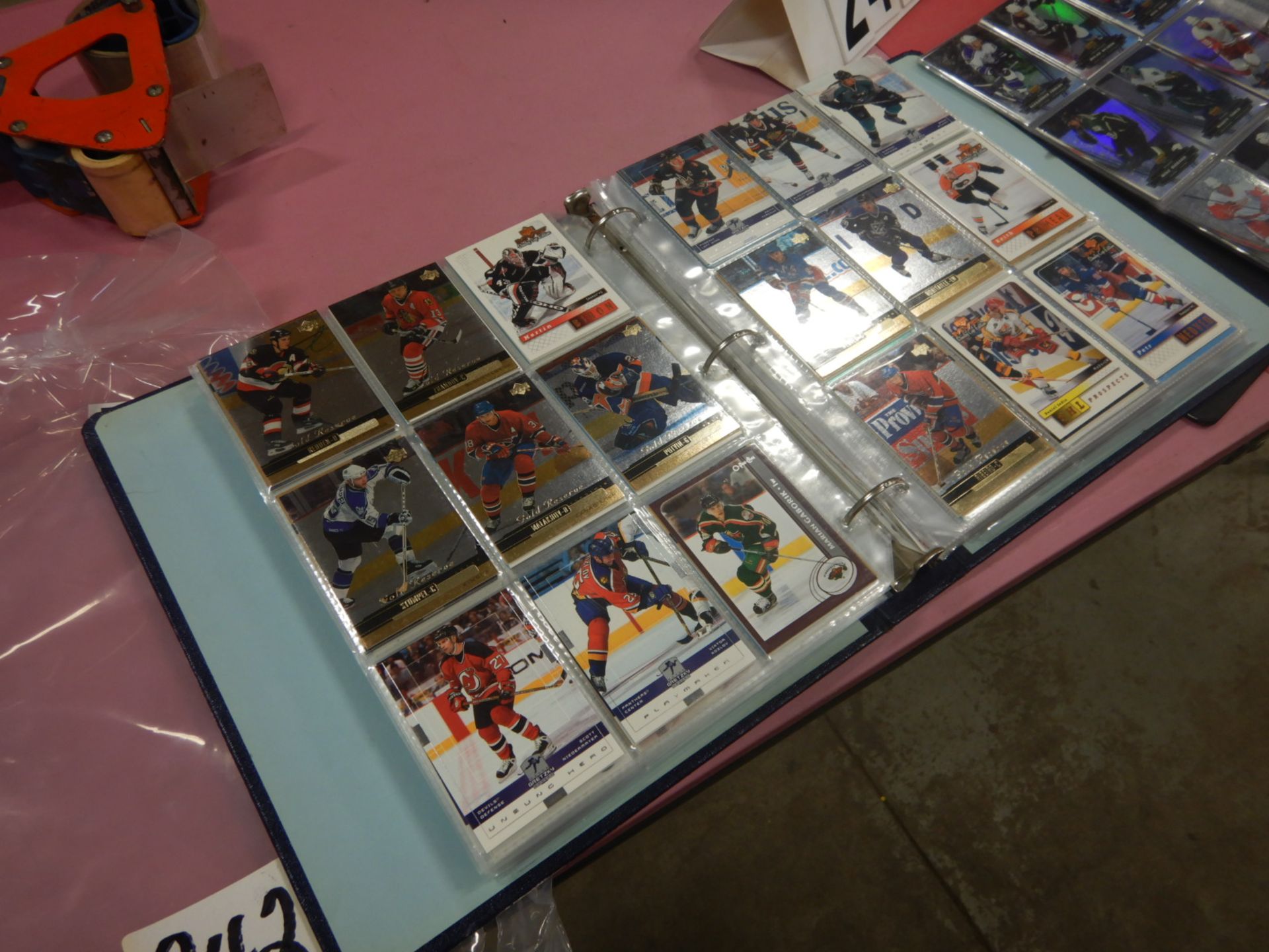 2 BINDERS OF SPORTS TRADING CARDS - B22 - Image 3 of 6