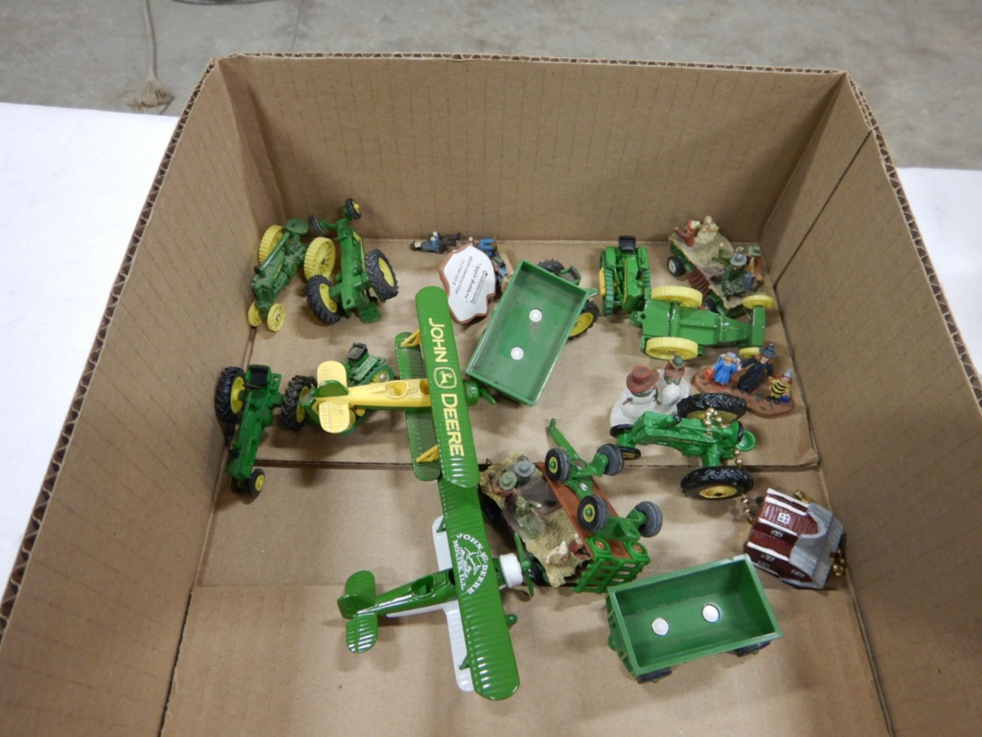 ASSORTED JOHN DEERE CHILDRENS TOYS - MINATURES, ETC. - Image 4 of 4