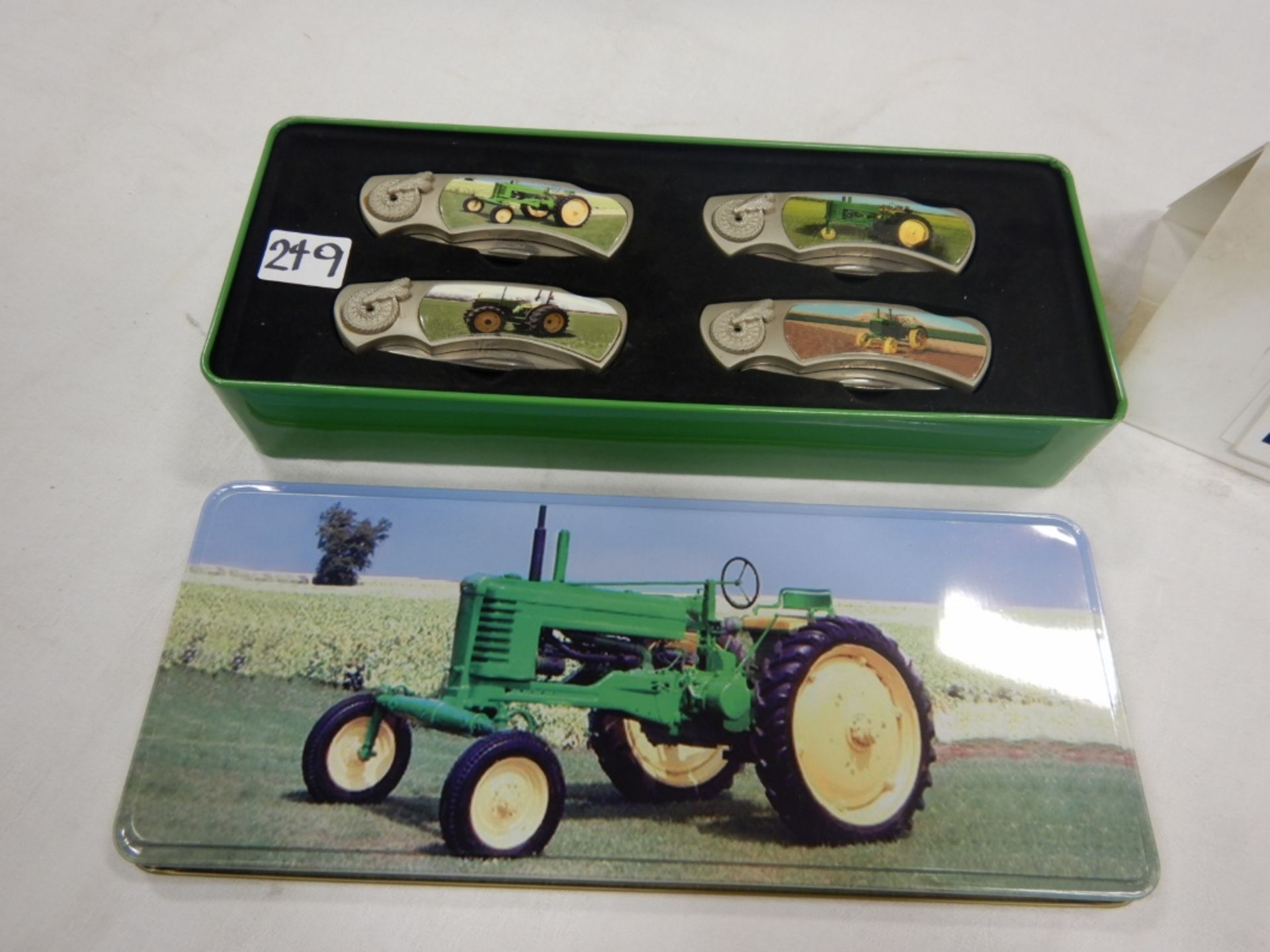 OSCARS 88280 COLLECTORS JOHN DEERE JACK KNIVES W/ DISPLAY CASE - Image 2 of 3