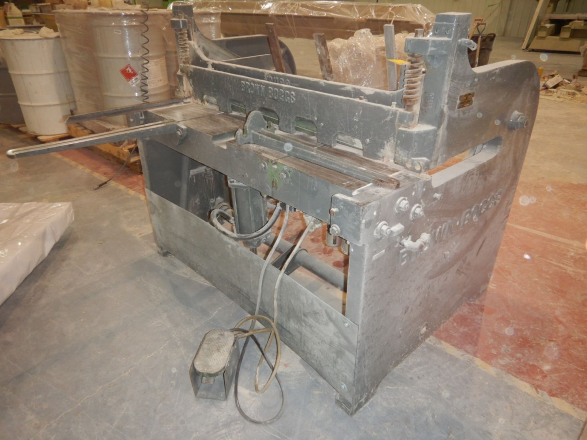 BROWN BOGGS 60 INCH PNEUMATIC 16 GAUGE METAL SHEAR LOCATED IN SYLVAN LAKE, AB, CANADA & REMOVAL IS - Image 2 of 7