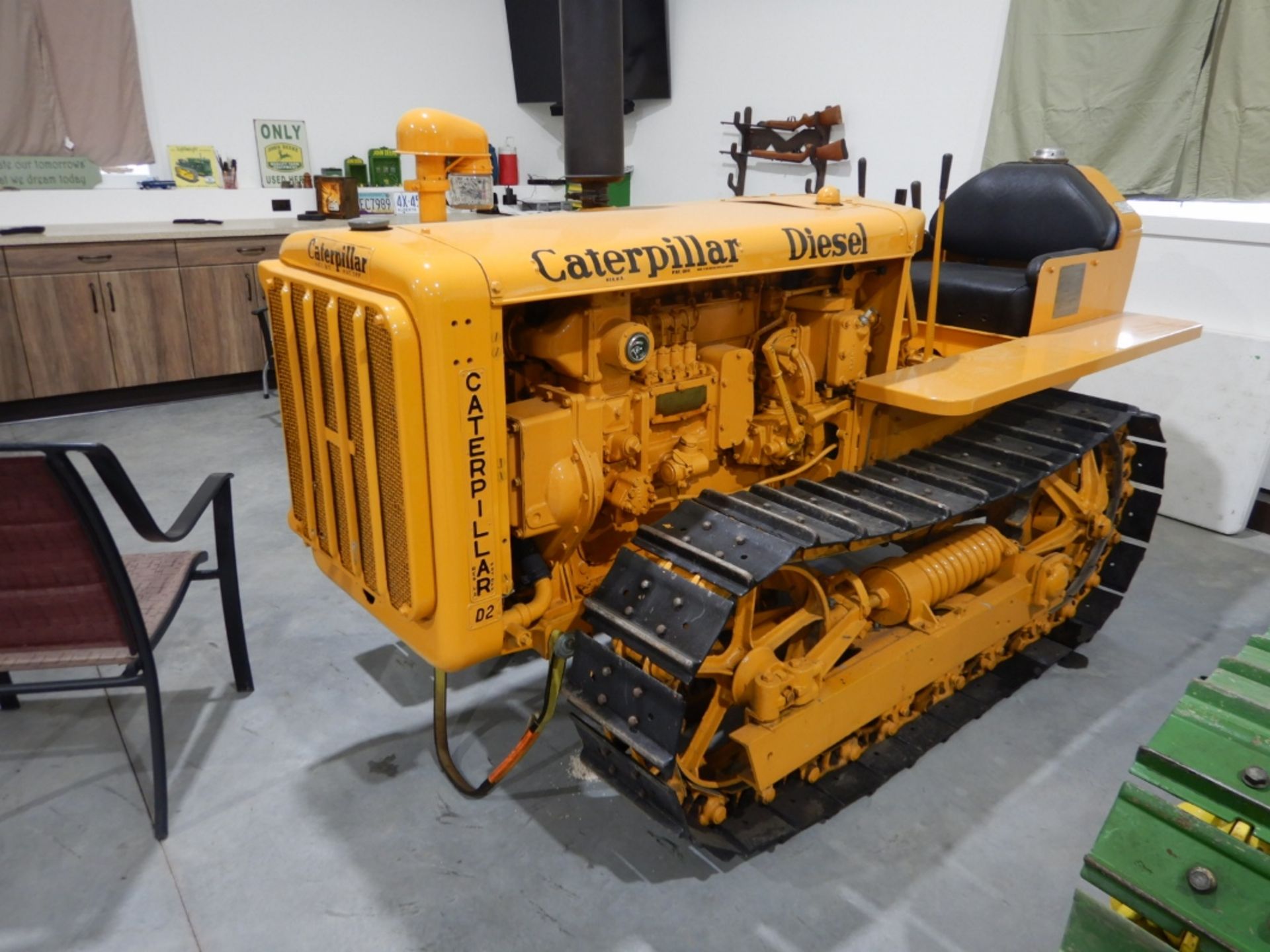 CATERPLLIAR D2 - VINTAGE RESTORED CRAWLER, RUNNING CONDITION, S/N 3J426, W/ PONI MOTOR, PTO NOTE: - Image 3 of 13