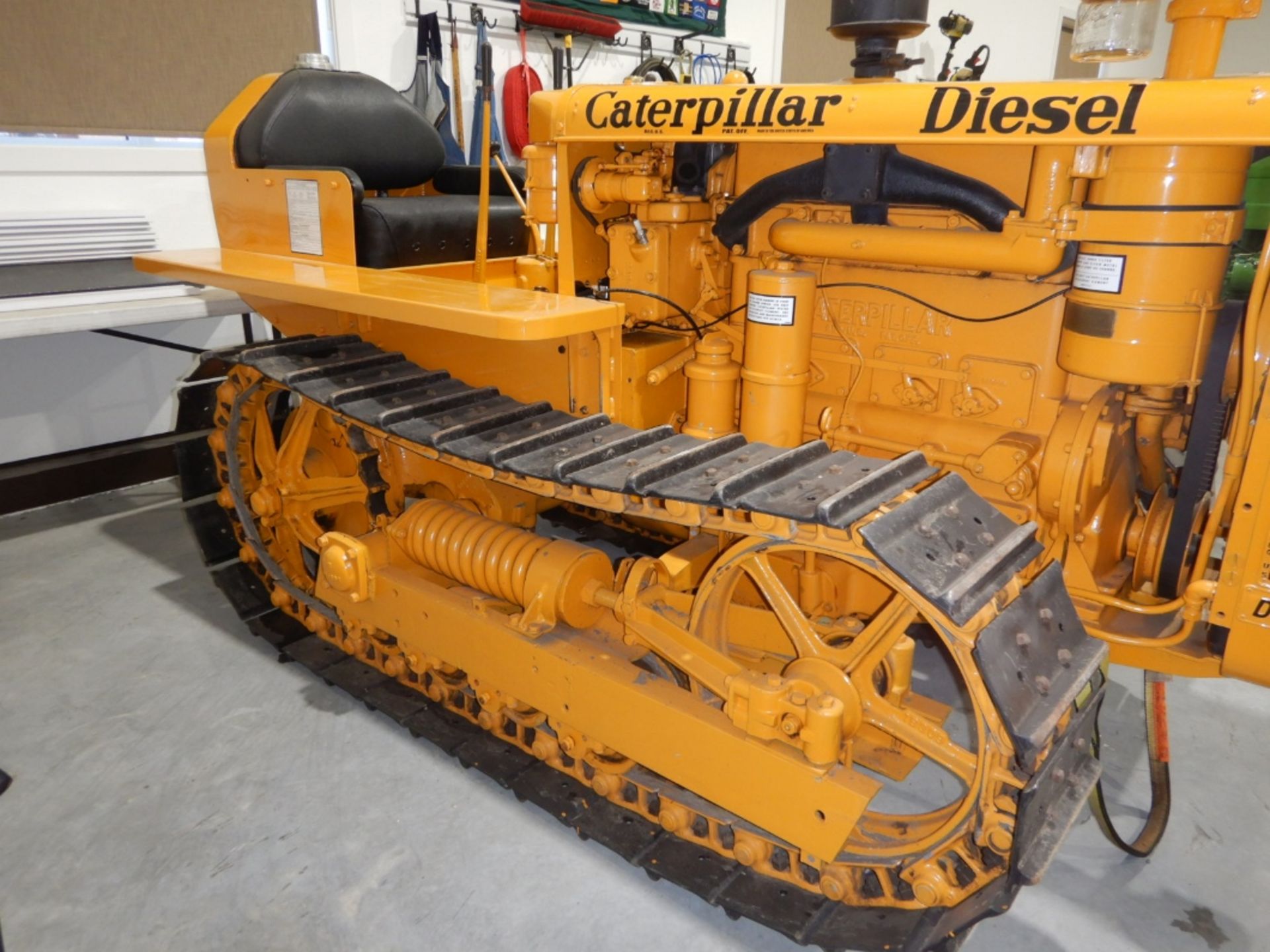 CATERPLLIAR D2 - VINTAGE RESTORED CRAWLER, RUNNING CONDITION, S/N 3J426, W/ PONI MOTOR, PTO NOTE: - Image 12 of 13