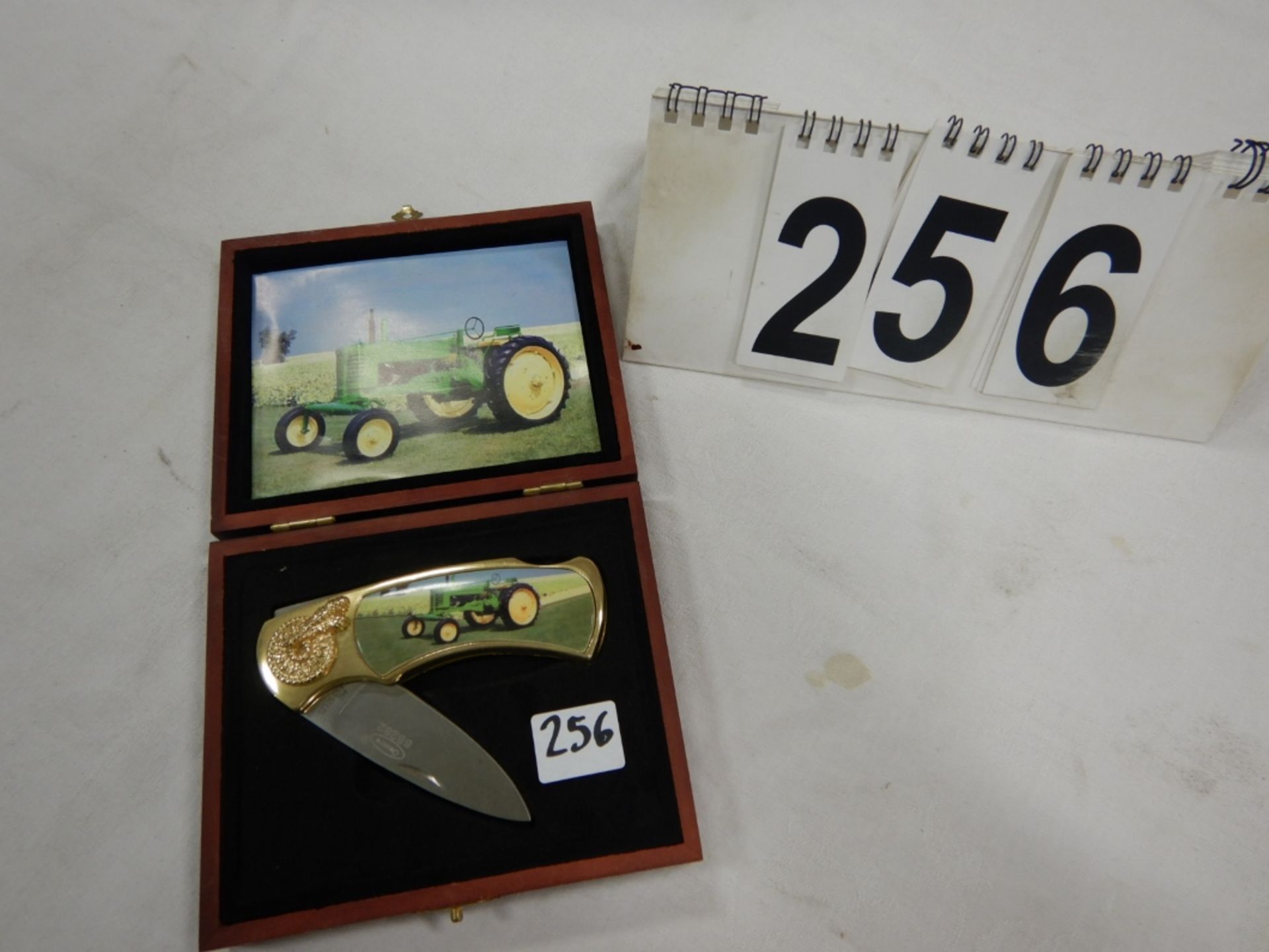 OSCARS 88282 COLLECTORS JOHN DEERE JACK KNIFE W/ DISPLAY CASE