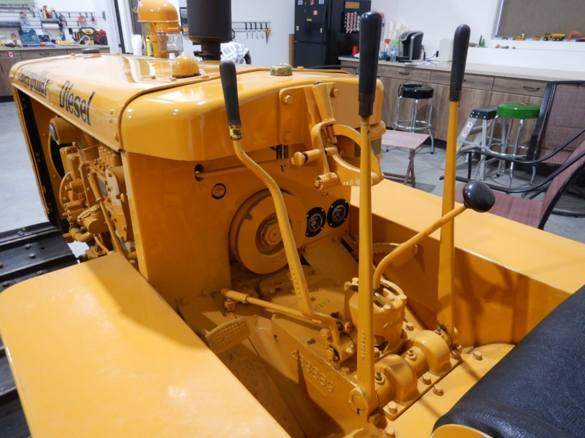CATERPLLIAR D2 - VINTAGE RESTORED CRAWLER, RUNNING CONDITION, S/N 3J426, W/ PONI MOTOR, PTO NOTE: - Image 9 of 13