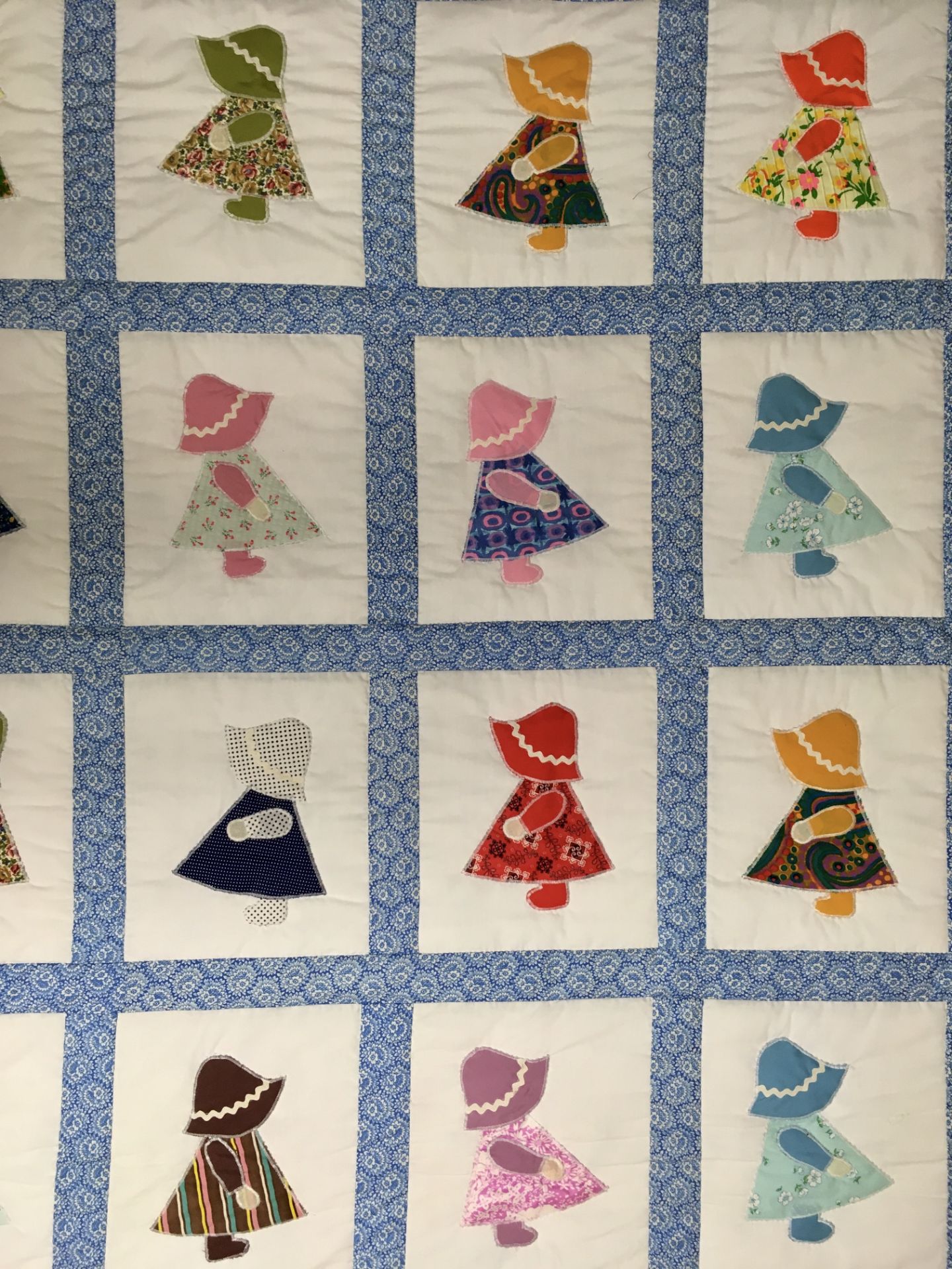 SUNBONNET SUE HAND STITCHED TWIN (60x82) QUILT The vintage blocks were mostly completed by an - Image 3 of 3