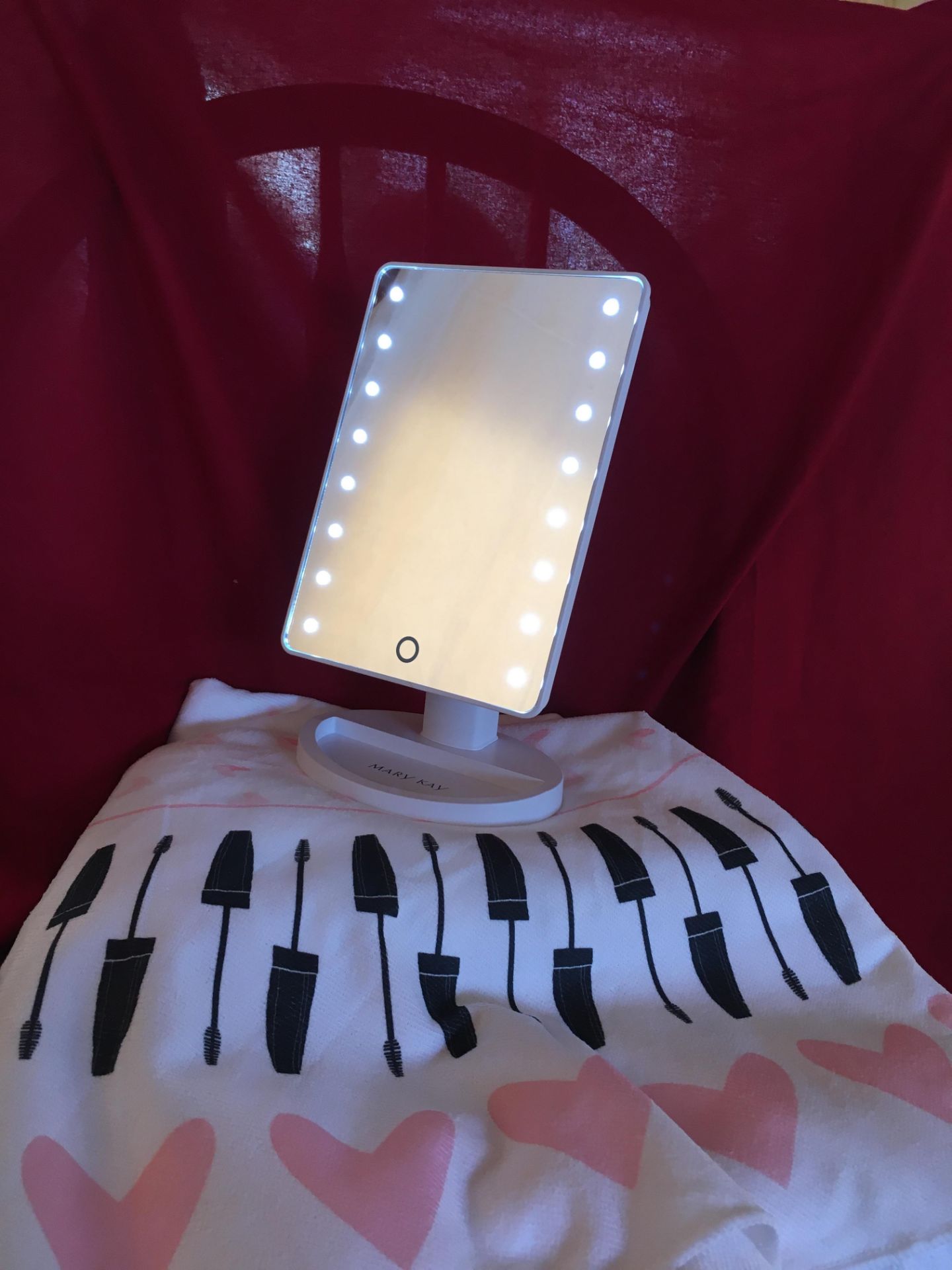 MARY KAY ILLUMINATING LIGHTED MIRROR & ""DISCOVER WHAT YOU LOVE"" ROUND BEACH TOWEL This mirror is a