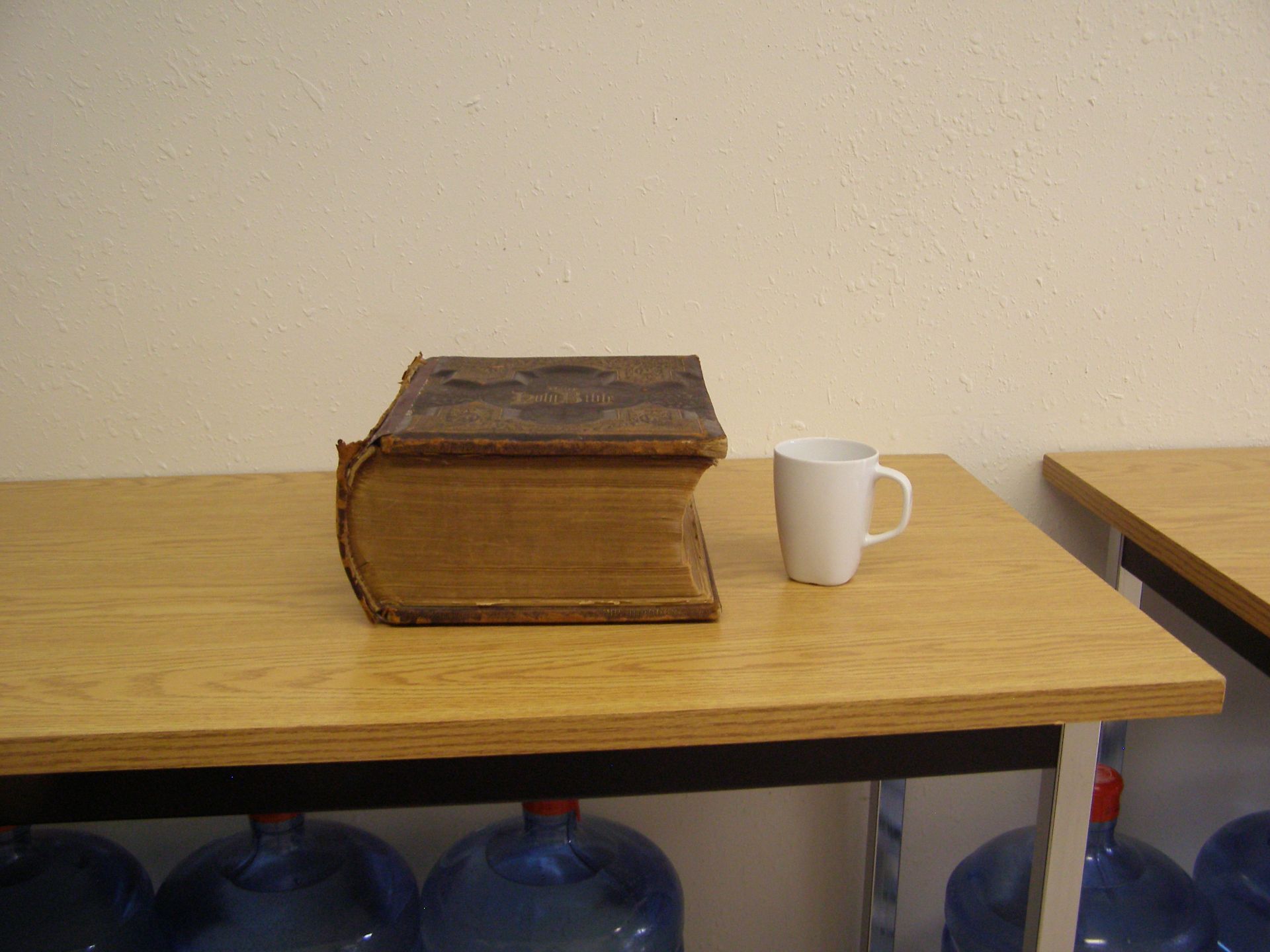 ANTIQUE LEATHER BOUND BIBLE Bible has an inscription inside dated October 31, 1899. Pictures in - Image 2 of 4