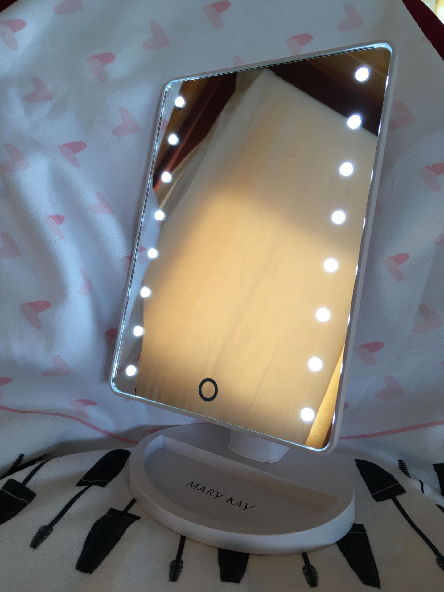 MARY KAY ILLUMINATING LIGHTED MIRROR & ""DISCOVER WHAT YOU LOVE"" ROUND BEACH TOWEL This mirror is a - Image 2 of 2