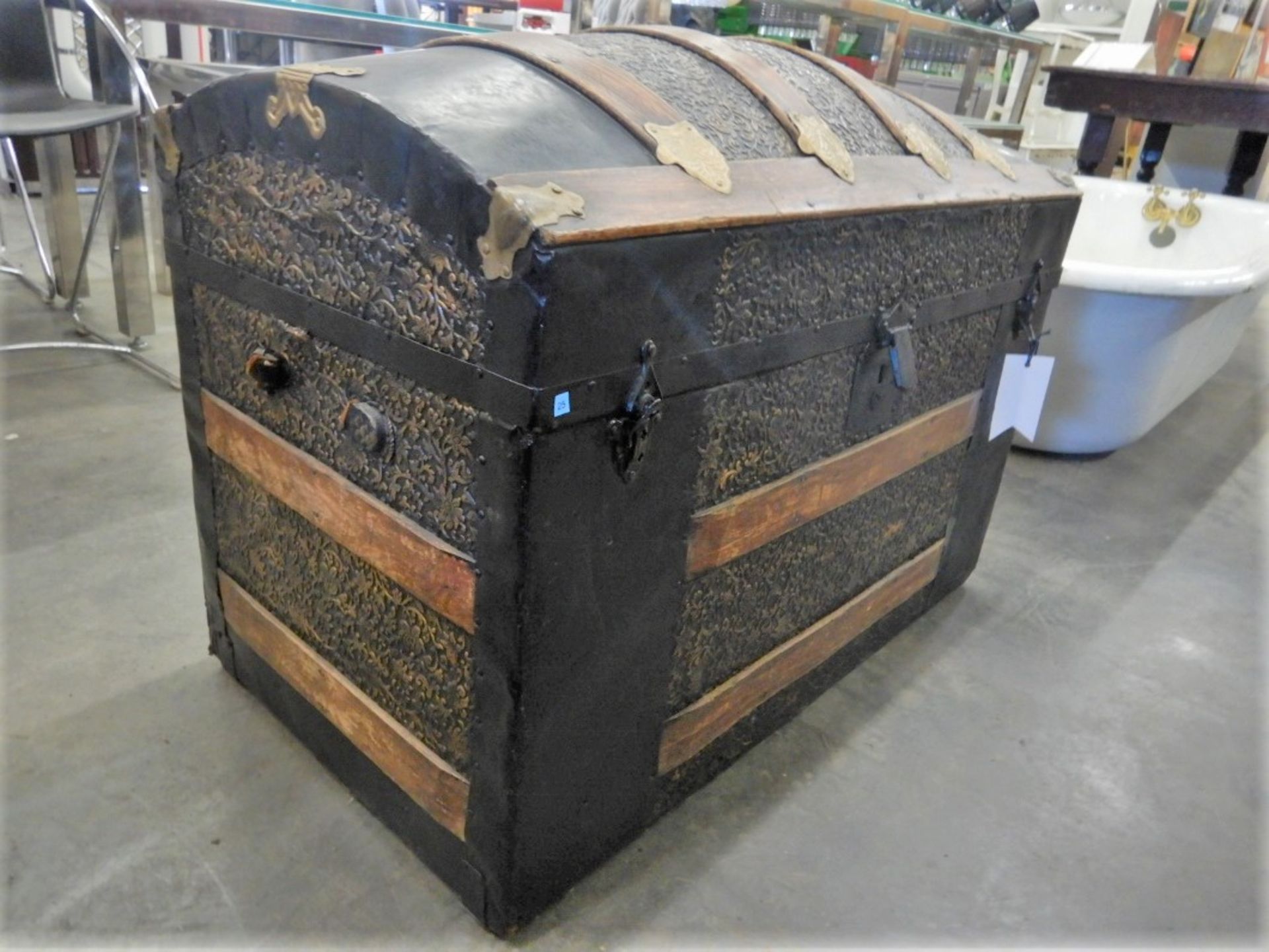 ANTIQUE TRAVELLERS TRUNK - Image 7 of 11