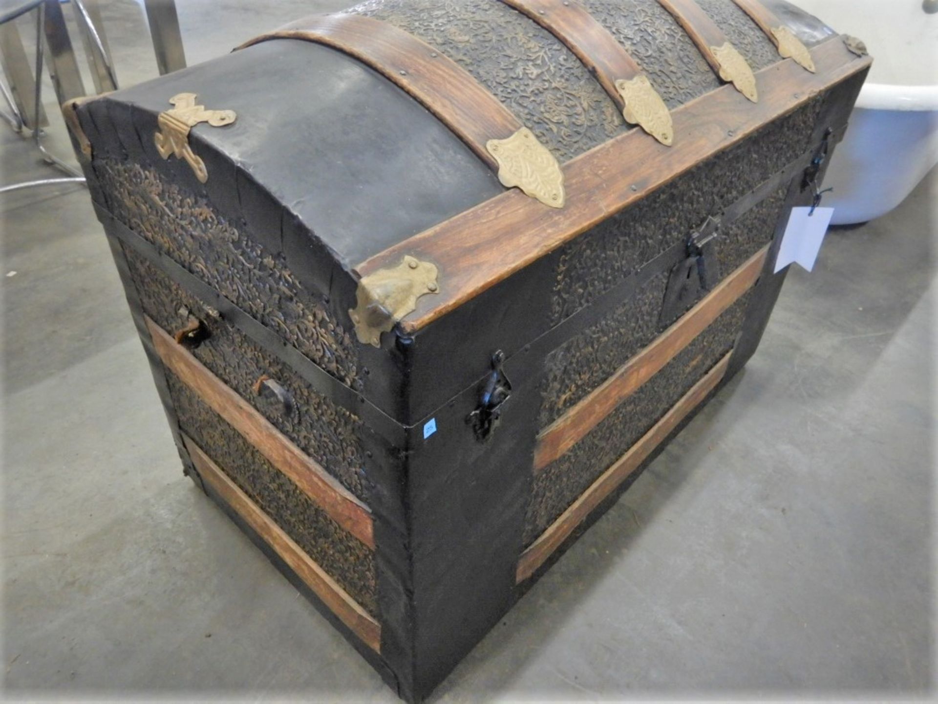 ANTIQUE TRAVELLERS TRUNK - Image 2 of 11