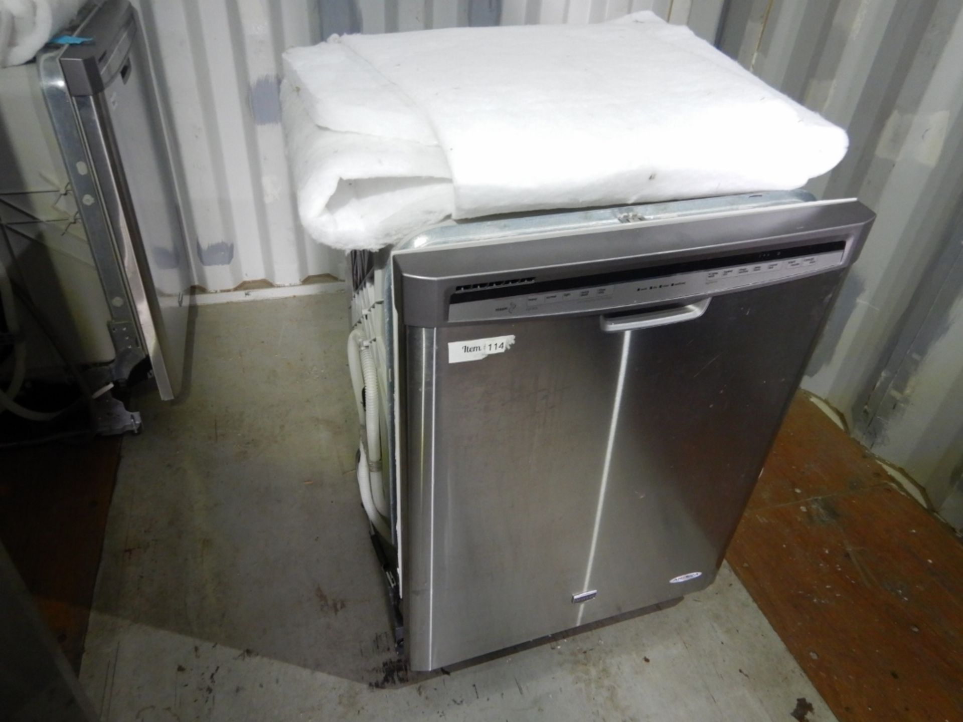 MAYTAG STAINLESS STEEL DOMESTIC UNDER COUNTER DISHWASHER, MODEL #MDBH949PAM4, S/N F41109171, TYPE