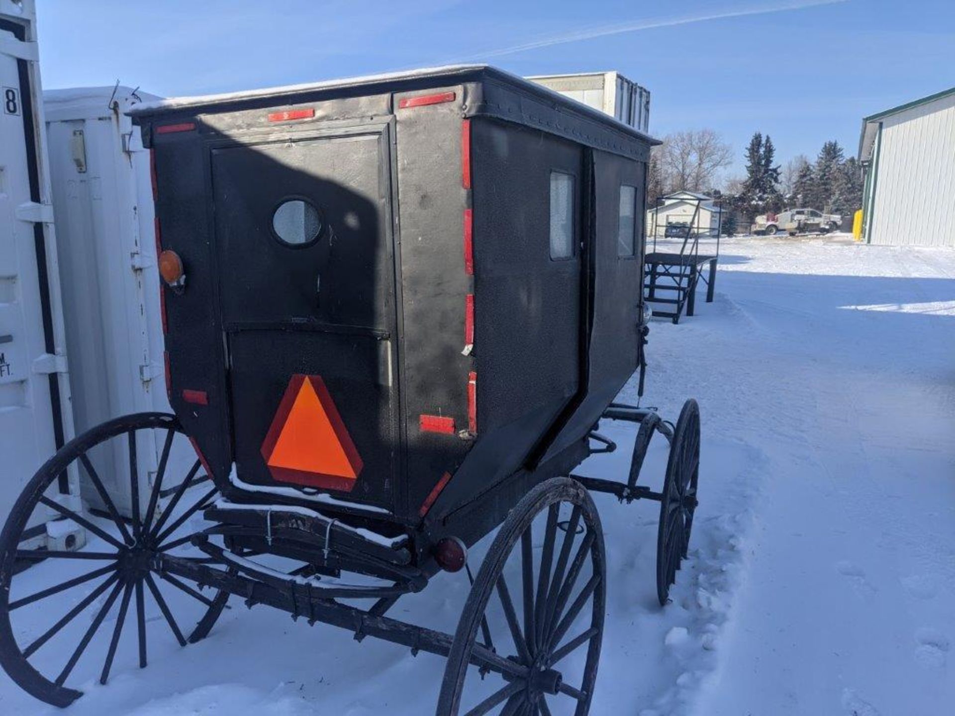 VINTAGE AMISH HORSE DRAWN BUGGY - Image 4 of 9