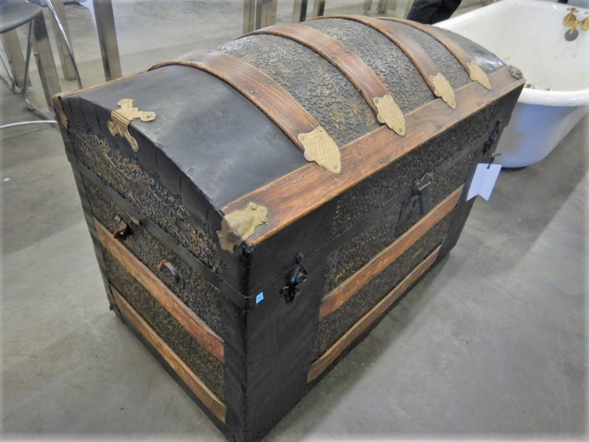 ANTIQUE TRAVELLERS TRUNK - Image 3 of 11