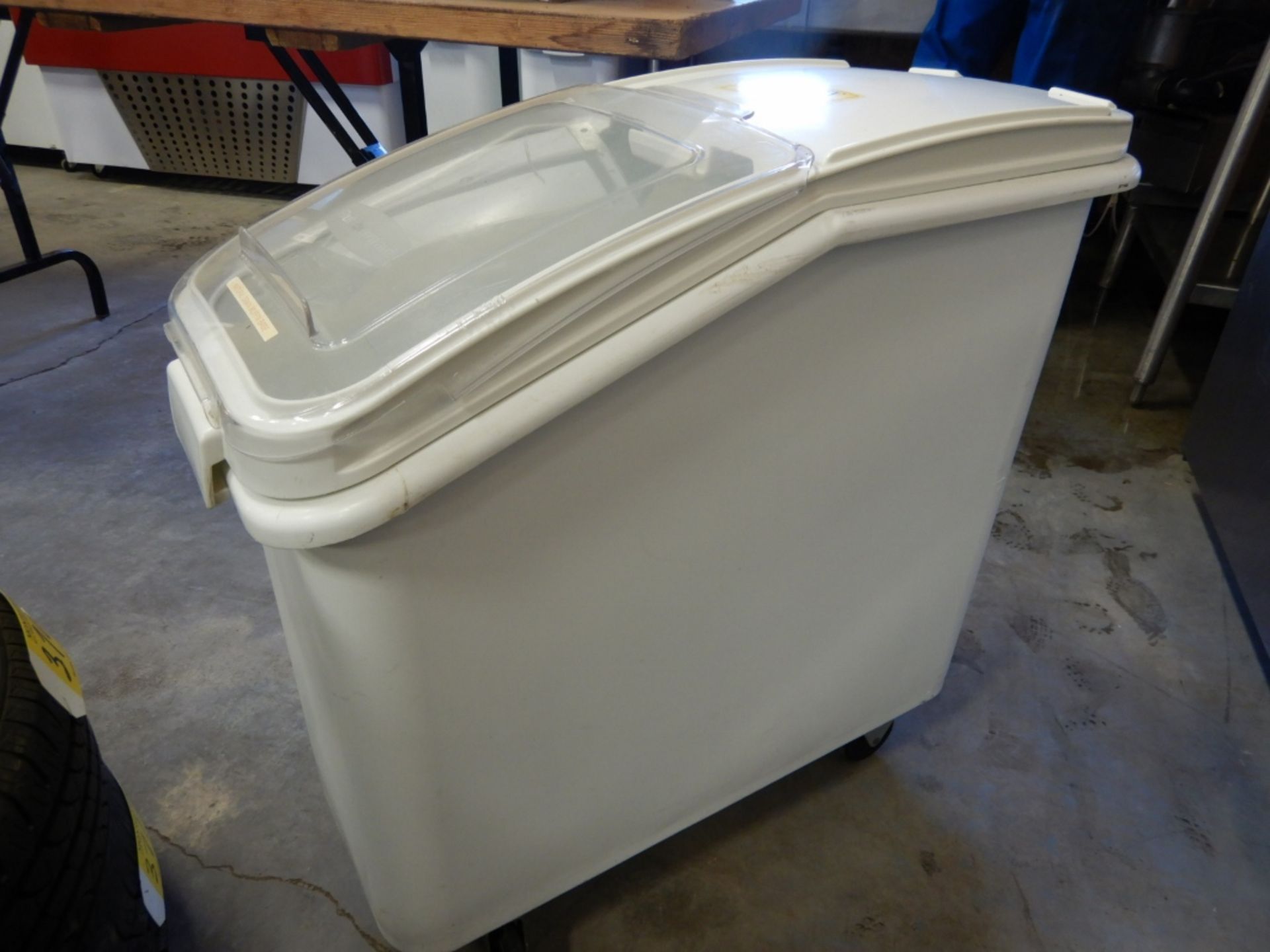 RUBBER MAID MOBILE INGREDIENT BIN