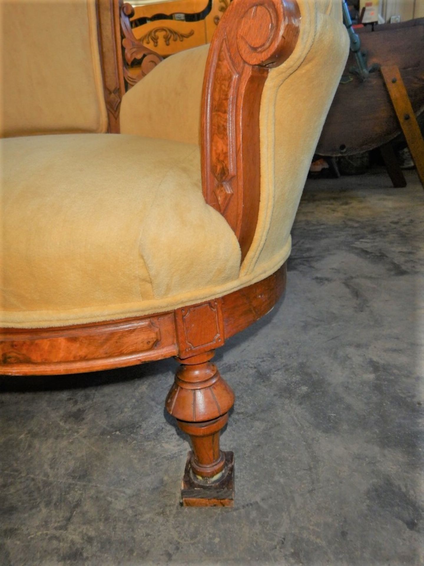 ANTIQUE CARVED SETTEE - YELLOW - Image 9 of 11