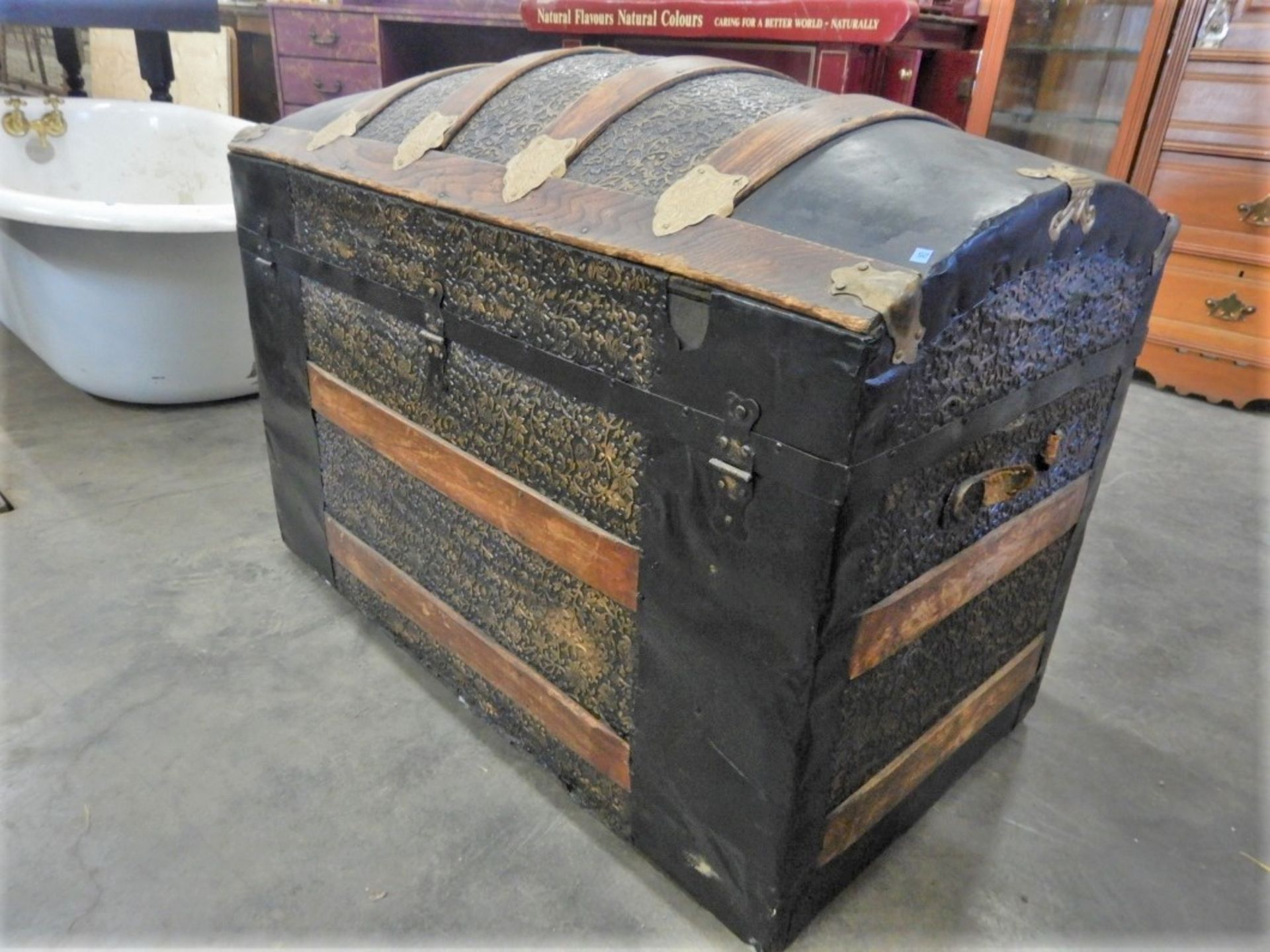 ANTIQUE TRAVELLERS TRUNK - Image 4 of 11