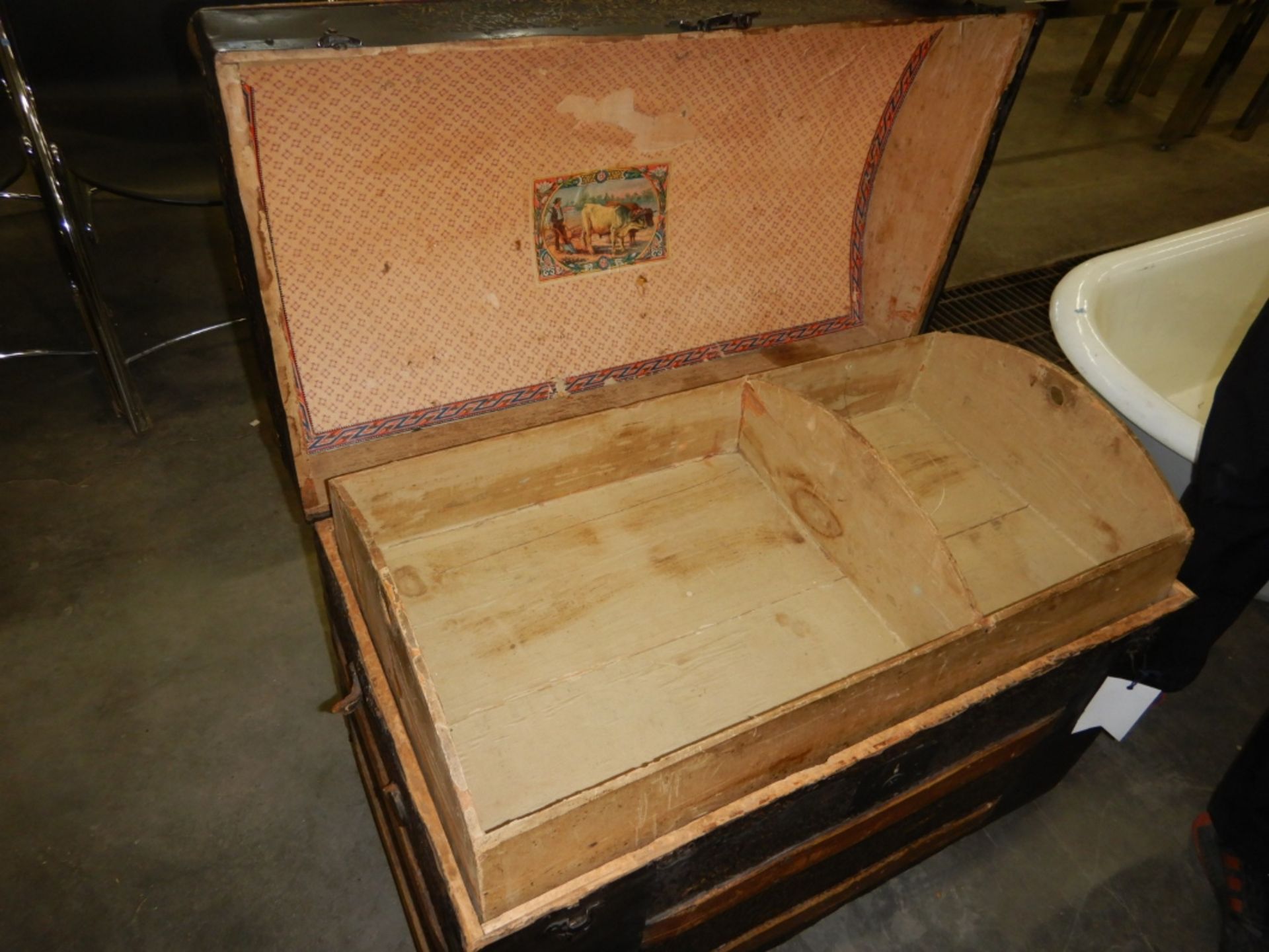 ANTIQUE TRAVELLERS TRUNK - Image 8 of 11