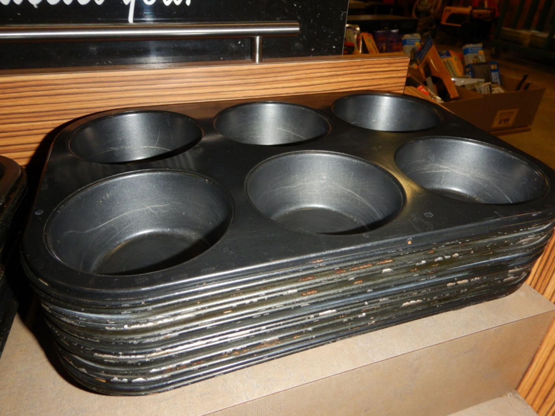 L/O 12-MUFFIN BAKING TINS