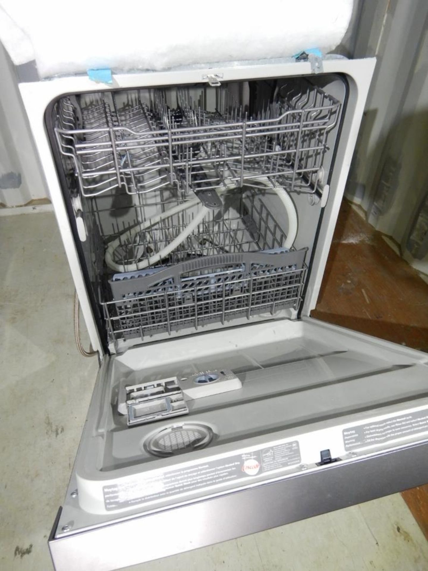 MAYTAG STAINLESS STEEL DOMESTIC UNDER COUNTER DISHWASHER, MODEL #MDBH949PAM1, S/N F24202593, TYPE - Image 5 of 6