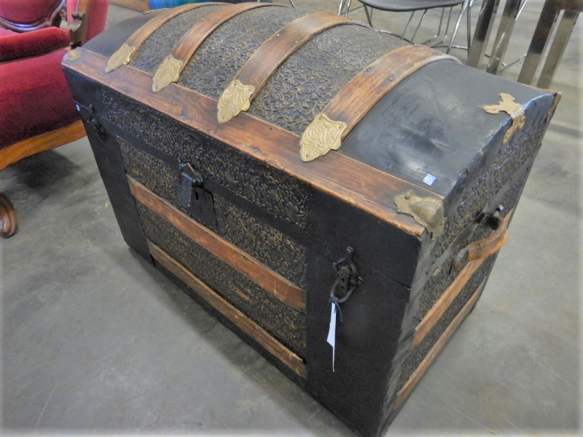 ANTIQUE TRAVELLERS TRUNK