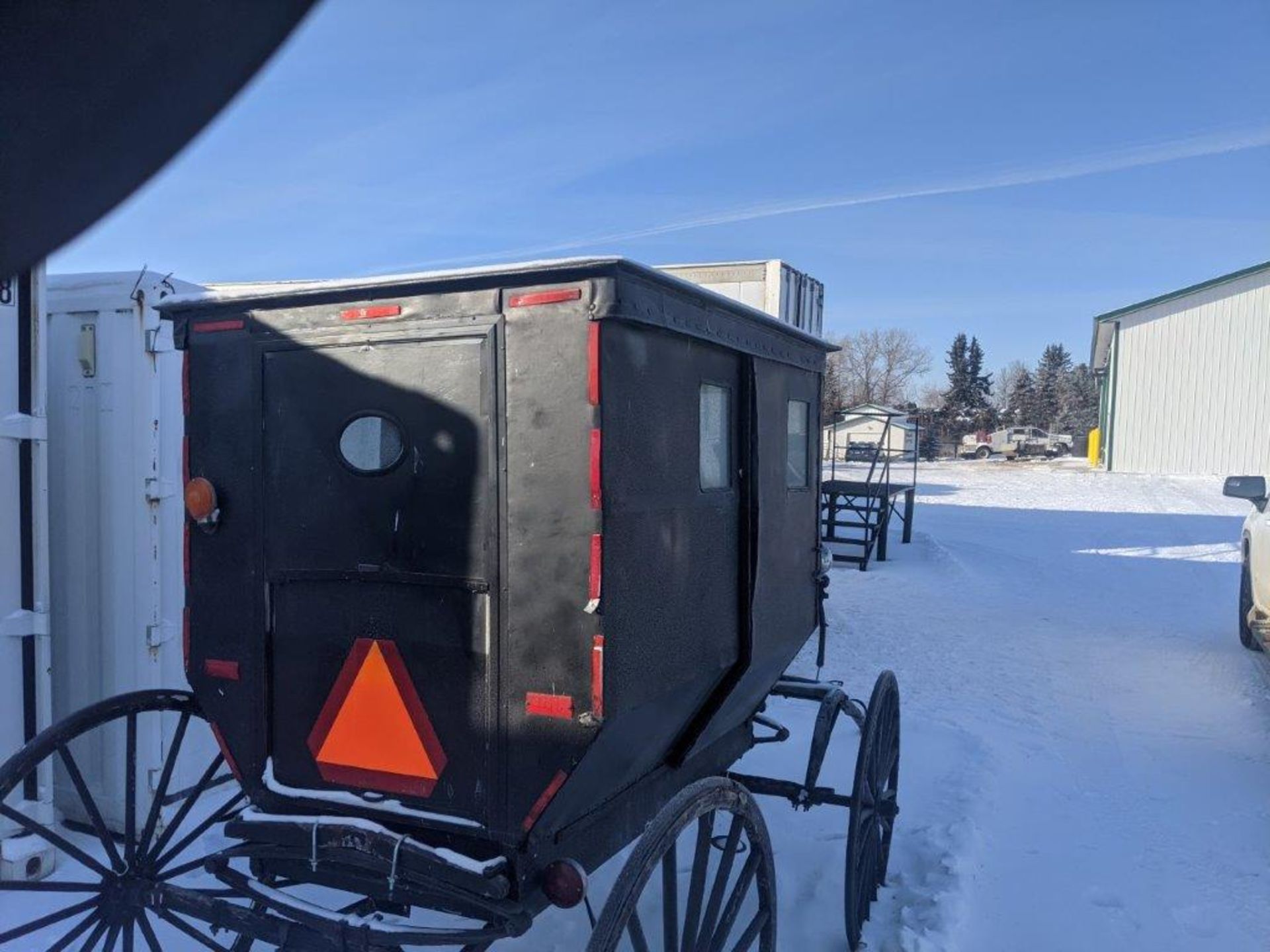 VINTAGE AMISH HORSE DRAWN BUGGY - Image 3 of 9