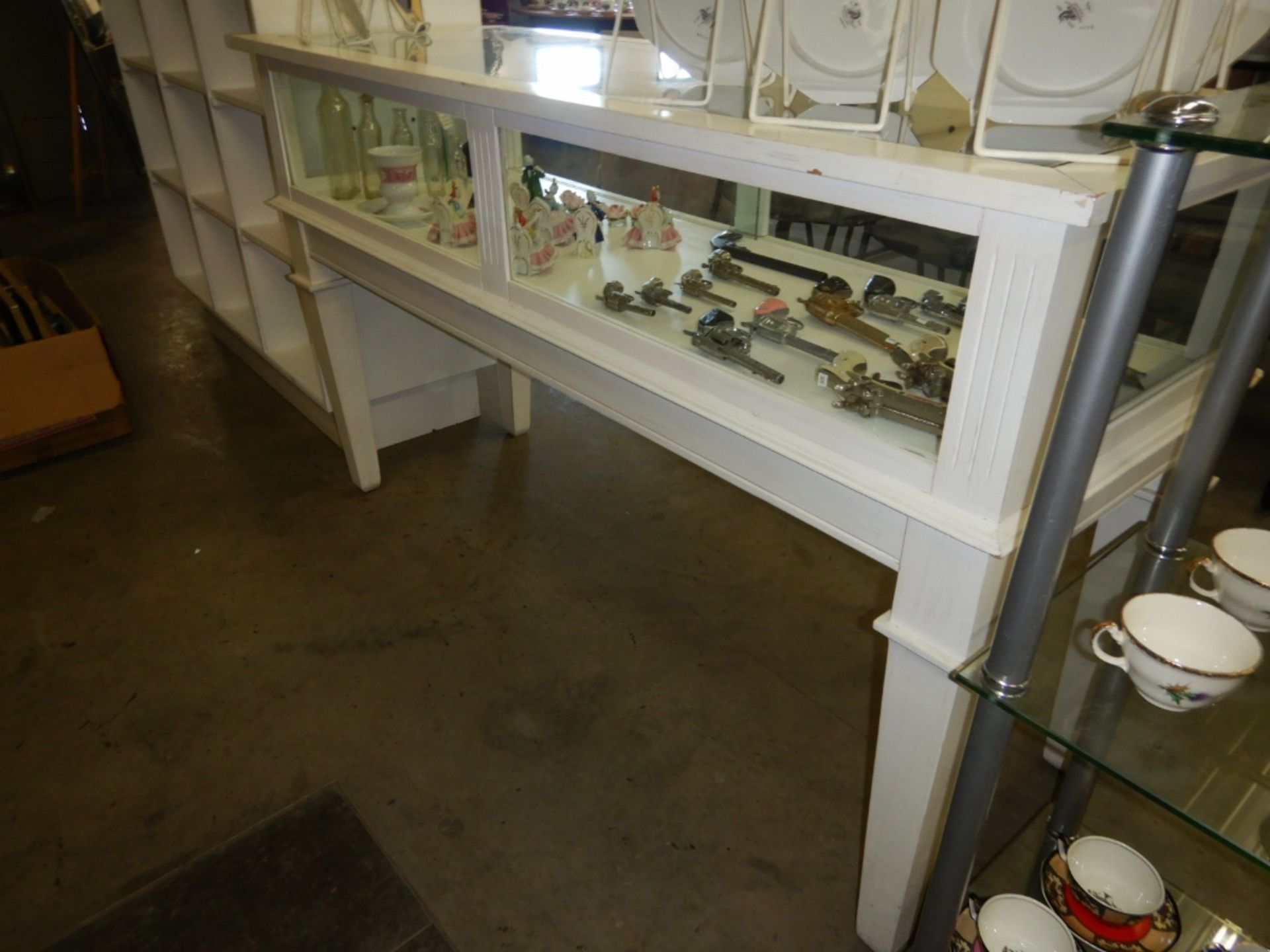 WHITE DISPLAY SHELF W/5 SIDES OF GLASS - Image 3 of 3