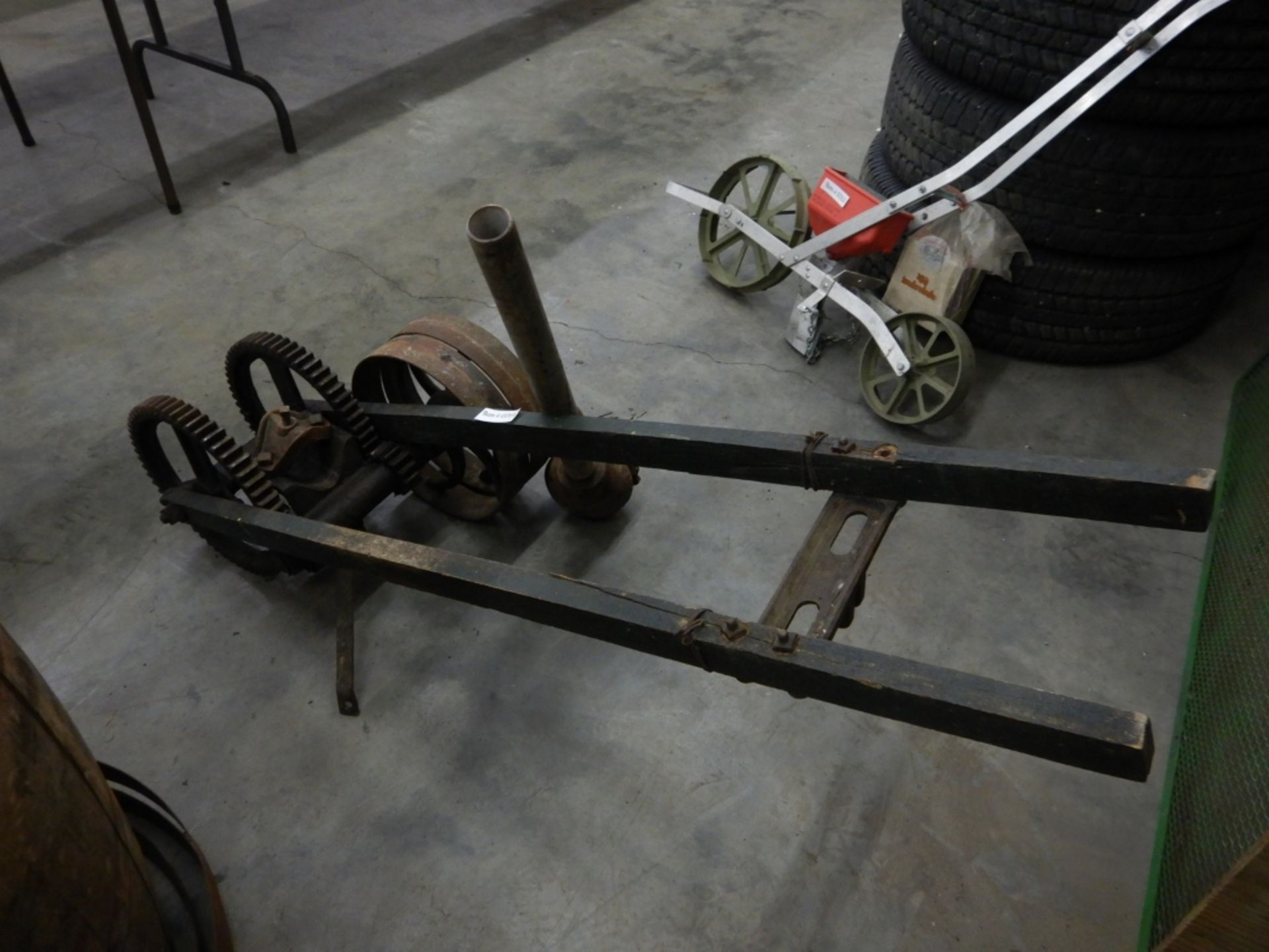ANTIQUE PIPE BOWL FOR WATER PUMP W/ METAL WHEEL WITH HANDLES - JACK FOR WELL PUMP - Image 3 of 3