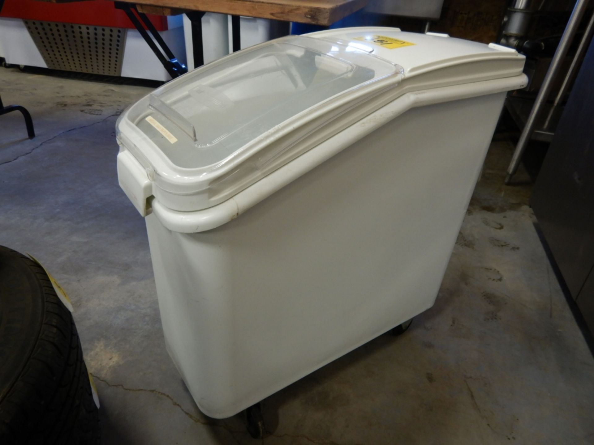 RUBBER MAID MOBILE INGREDIENT BIN