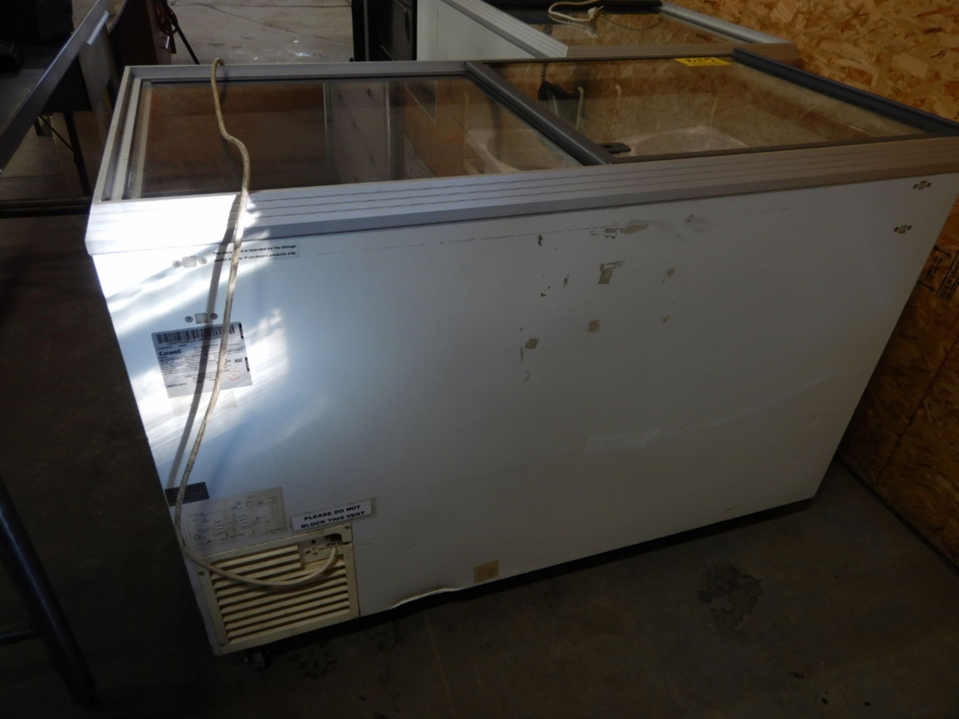 CARAVELL 445 51” COM. FREEZER W/SLIDING LID (HARD ICE CREAM DIPPING CABINET) W/CASTERS, TUB INSERTS, - Image 4 of 5