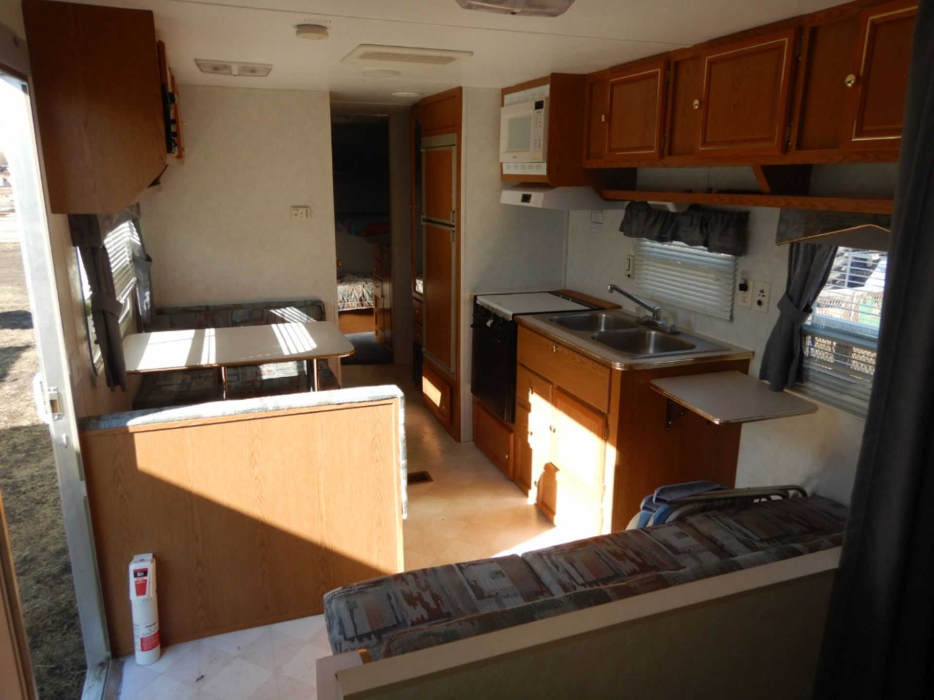 06/1998 KEYSTONE SPRINGDALE LITE 203B T/A RV TRAILER W/FRONT BEDROOM, CENTRE DINETTE S/N - Image 9 of 13