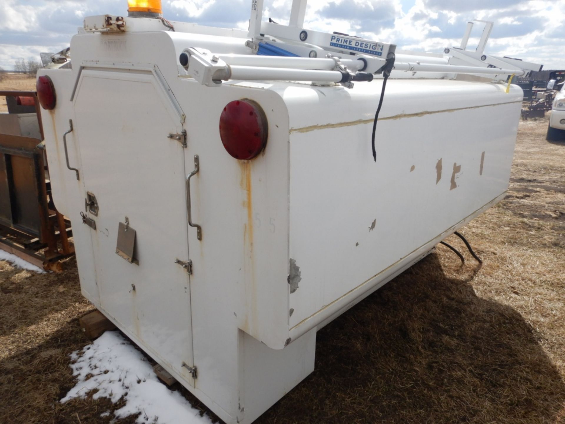 2000 NORTRUCK T-SHED 8FT SERVICE BODY W/ HEATER, INTERIOR BOXES, AND PRIME DESIGN LADDER RACK - Image 5 of 7