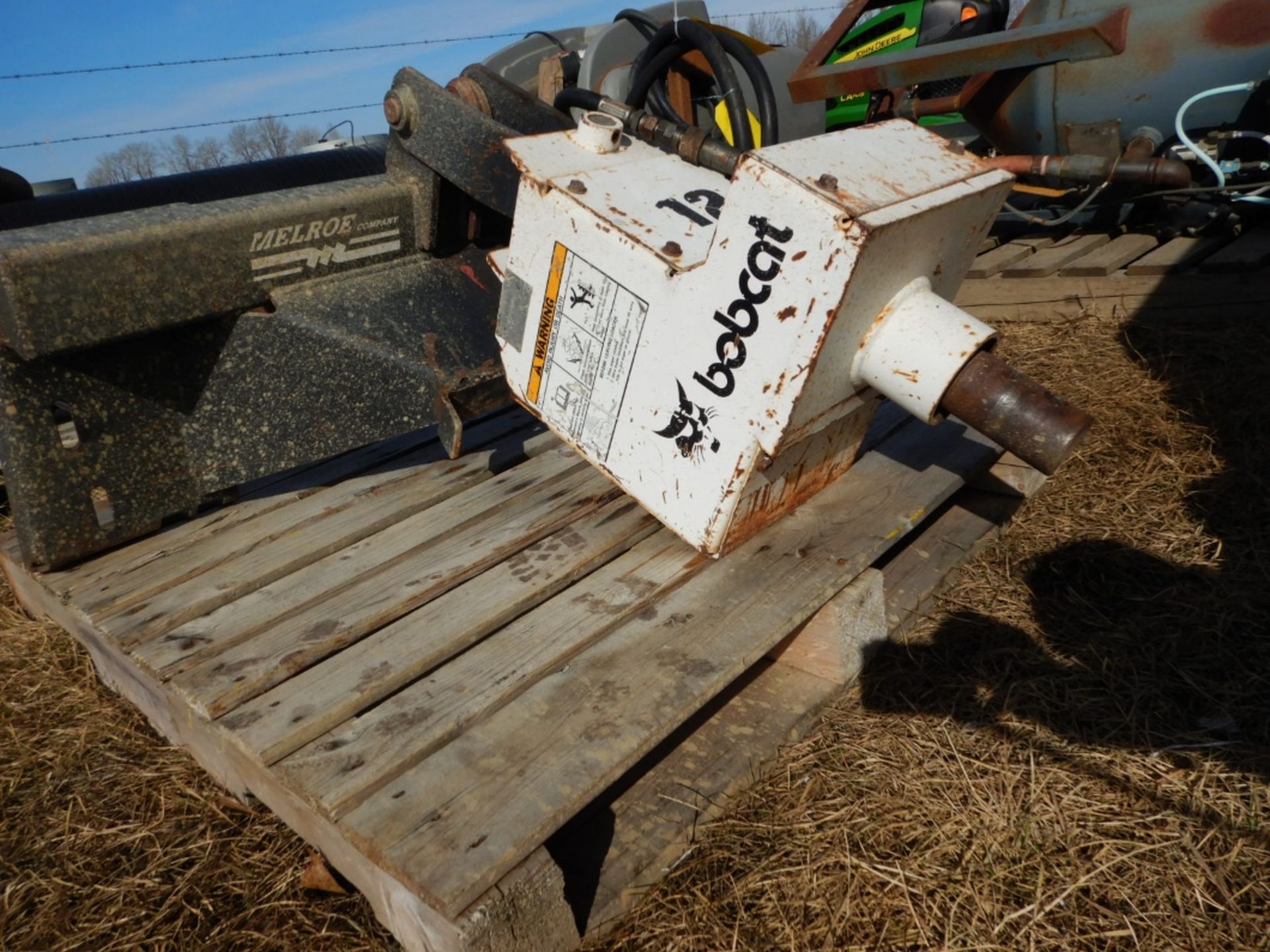 BOBCAT SKIDSTEER AUGER HYDRAULIC HEAD ATTACHMENT W/ W9 9IN, 12IN AUGERS AND EXTENSION - Image 4 of 6