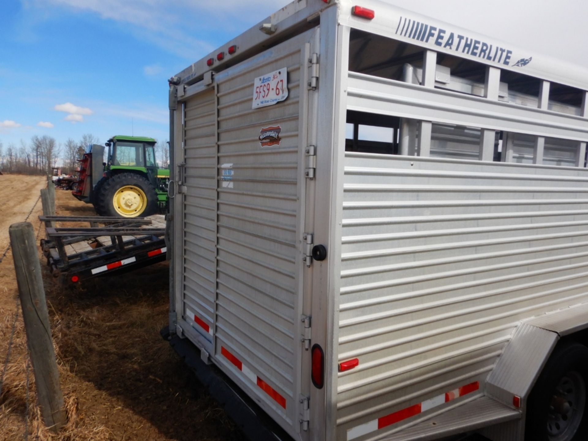 1998 FEATHERLITE 8120, 7FTX24FT ALUMINUM STOCK TRAILER W/ 2 DEVIDER GATES, GOOSENECK HITCH, S/N - Image 4 of 8