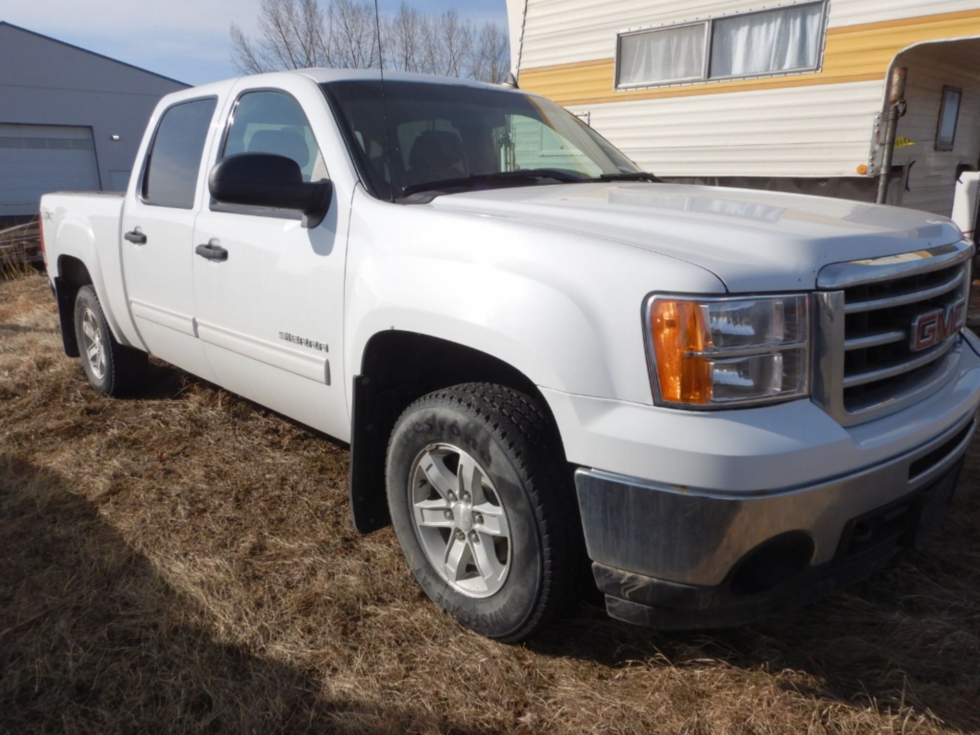 2012 GMC K1500 SIERRA 4X4 CREW CAB SHORT BOX PICKUP TRUCK W/VORTEC V-8 ENGINE, AT, BAK-FLIP TOUNNEAU - Image 2 of 8