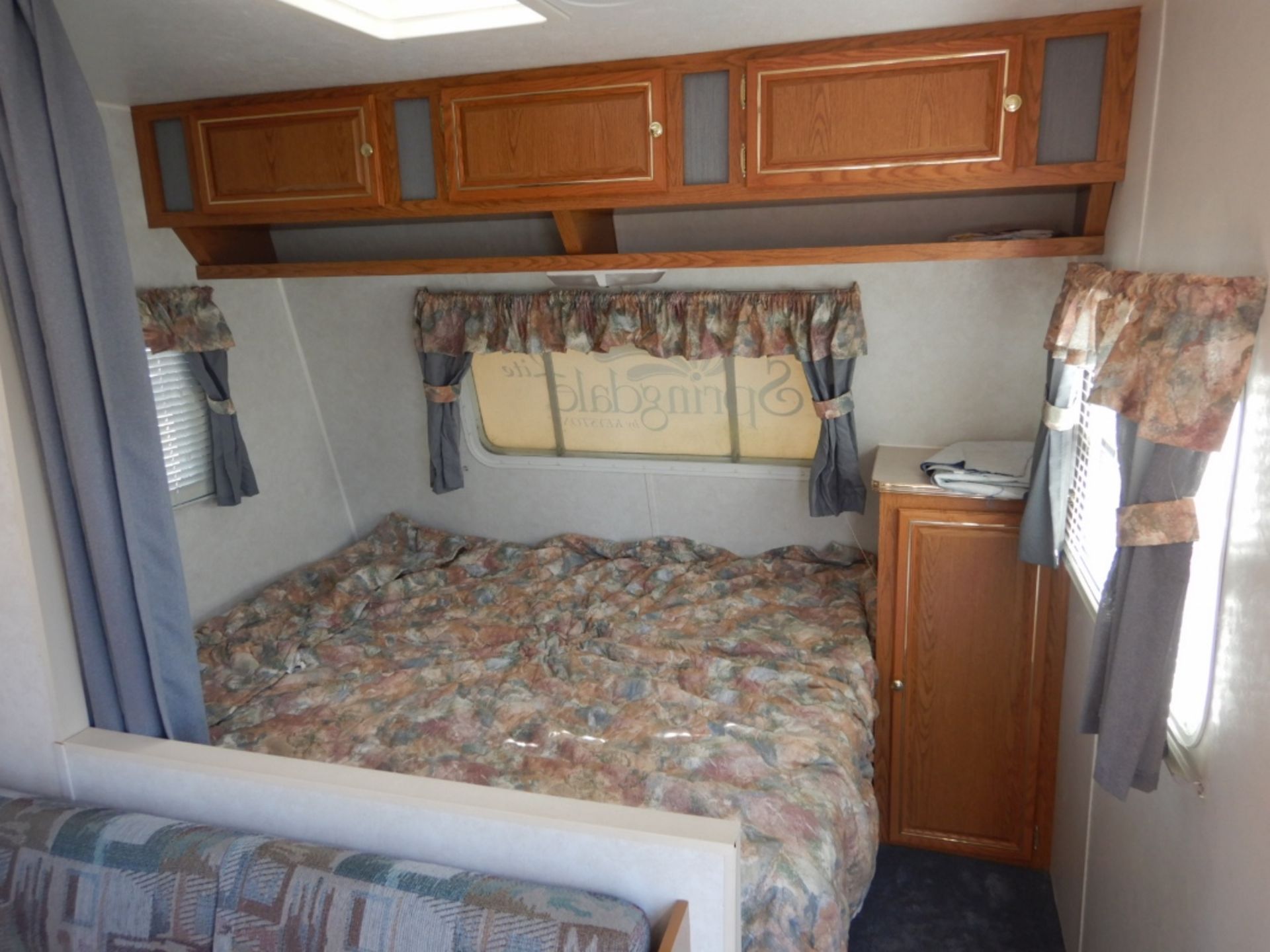 06/1998 KEYSTONE SPRINGDALE LITE 203B T/A RV TRAILER W/FRONT BEDROOM, CENTRE DINETTE S/N - Image 10 of 13