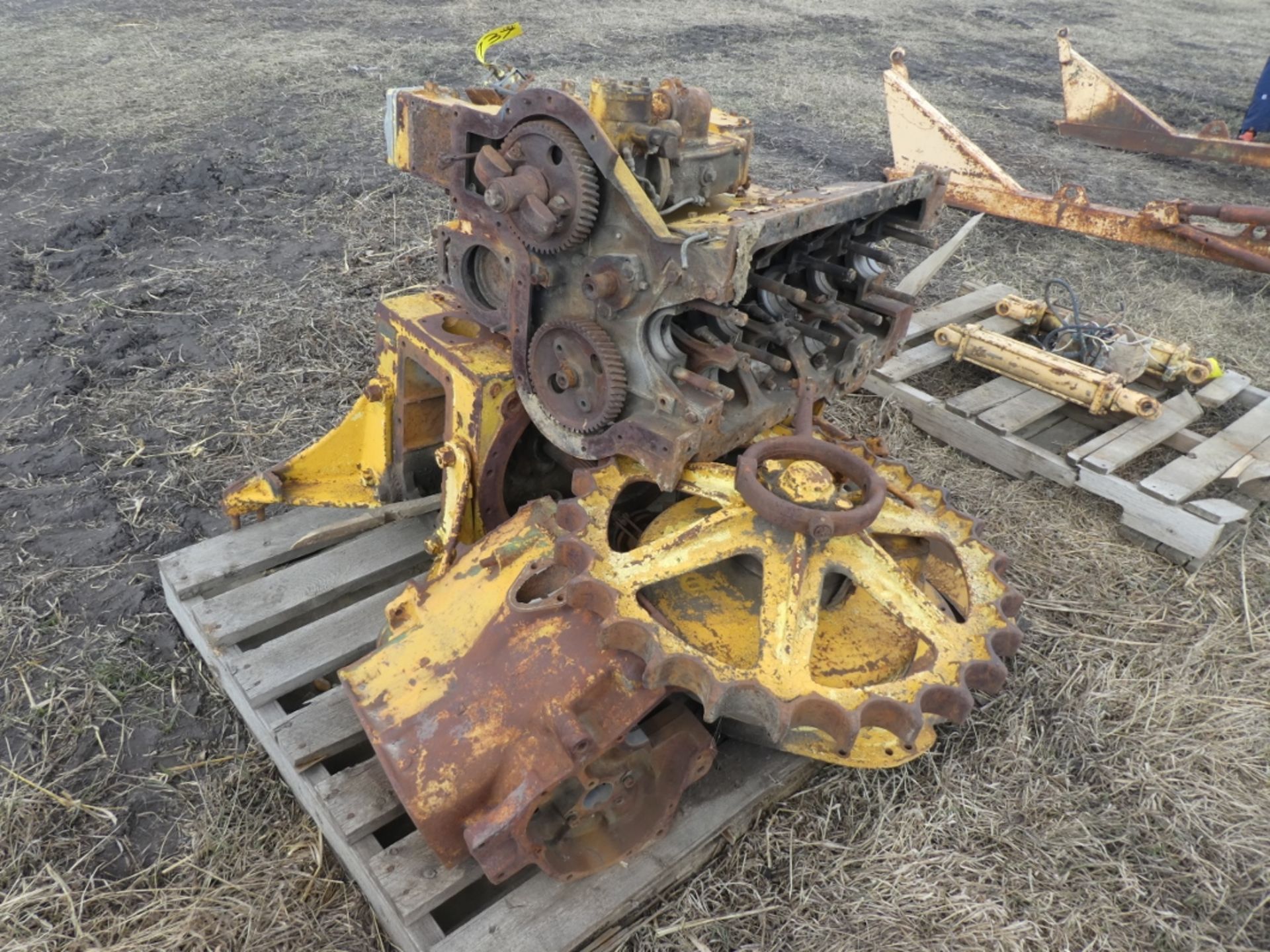 JOHN DEERE DOZER FOR JD 420C CRAWLER W/ ASSORTED HYD. RAMS AND D2 4-CYLINDER DIESEL ENGINE BLOCK AND - Image 2 of 6