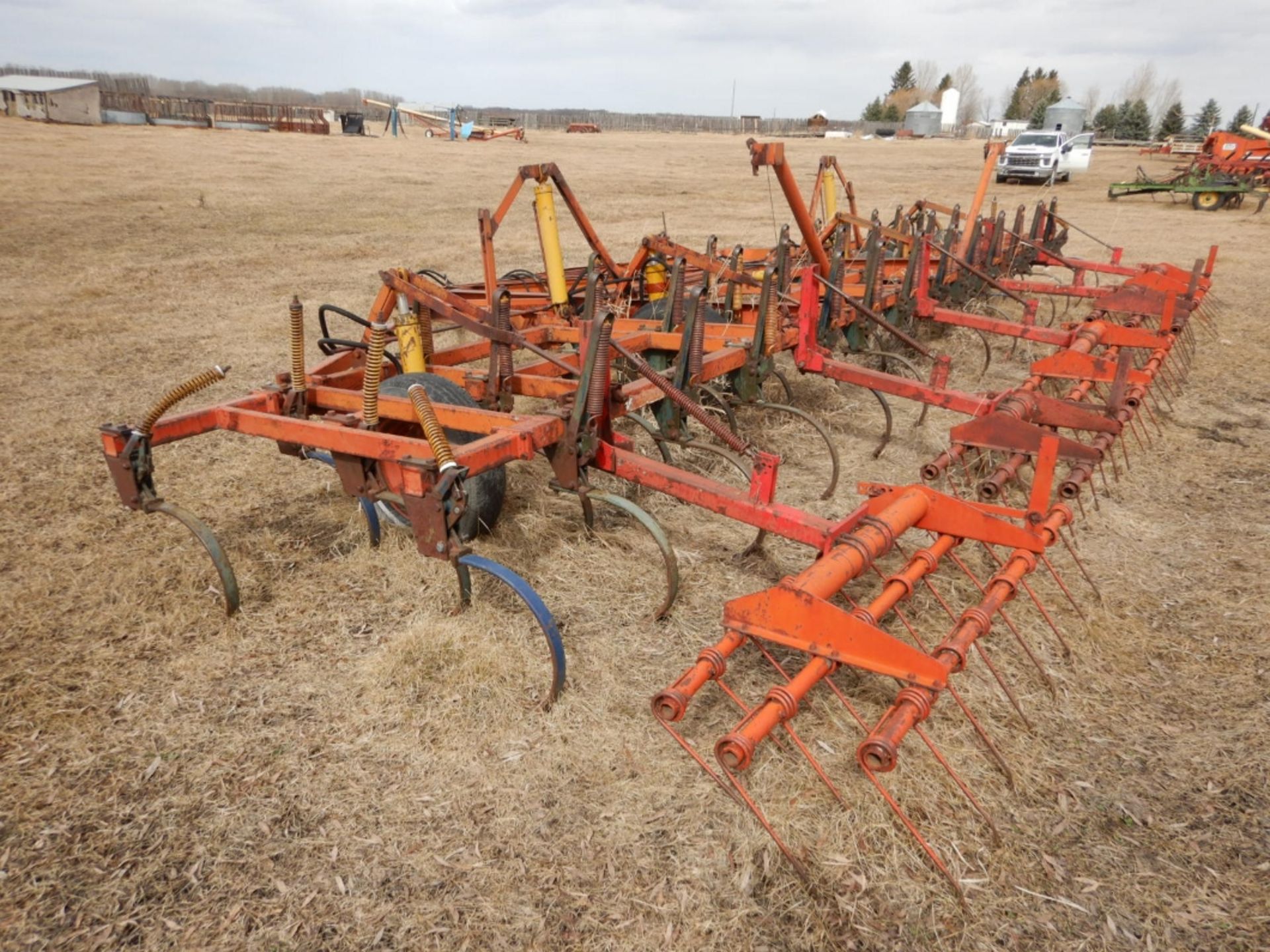 MORRIS MAGNUM VIBRASHANK FIELD CULTIVATOR W/SHOVELS & MTD HARROWS - 27 FT - Image 4 of 5