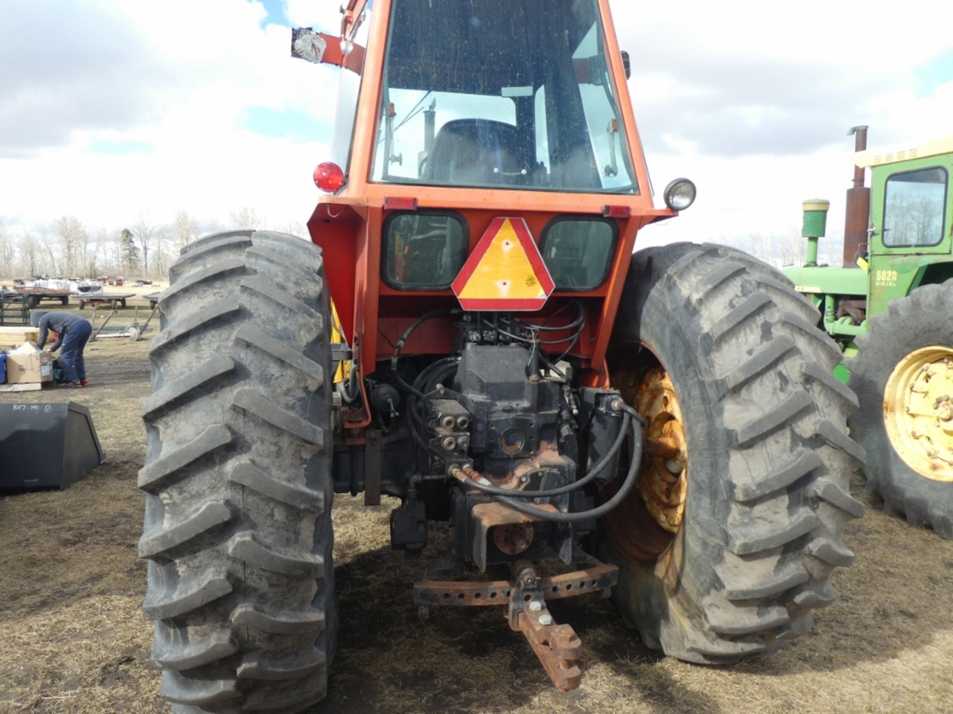 ALLIS CHALMERS 7010 TRACTOR W/ EZEE-ON 100 FRONT END LOADER W/ POWER SHIFT TRANSMISSION, 6700HR - Image 4 of 7