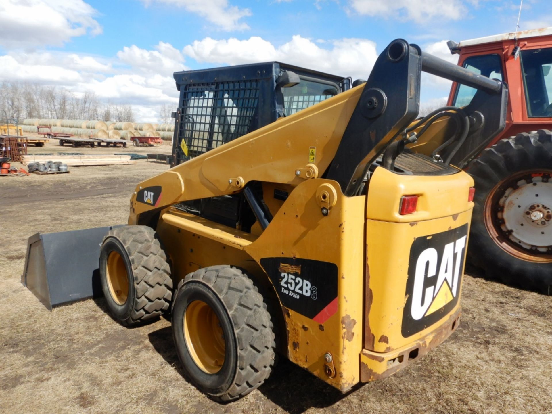 2011 CAT 252B3 SKID STEER W/ 96" NEW SNOW BUCKET, RECENTLY SERVICED, 4,642HR IN SEPT 2020 RUNS WELL - Image 2 of 6