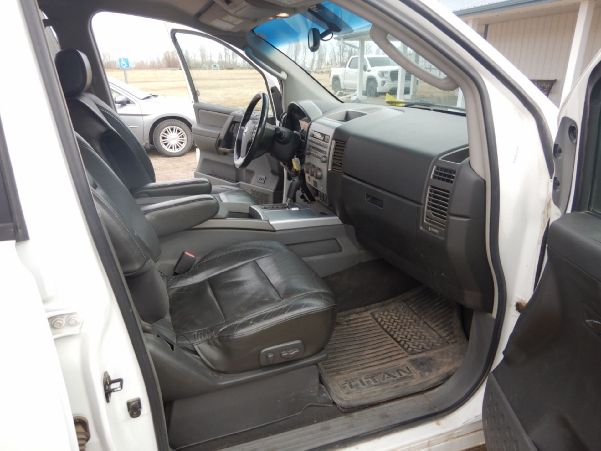 2005 NISSAN 4X4 5.6L V8 DOHC 32V CREW CAB PICK UP TRUCK W/ FULL LOAD, DVD PLAYER W/ REMOTE AND - Image 19 of 20