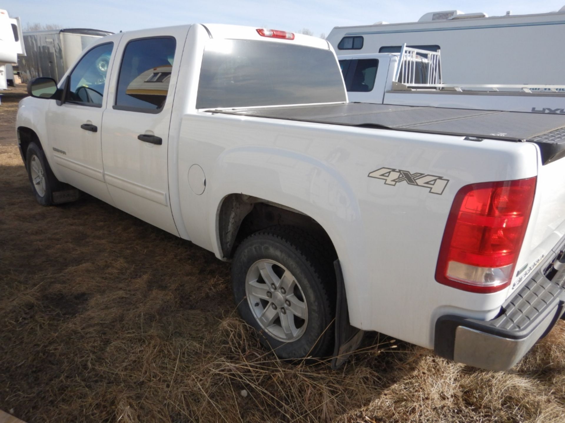 2012 GMC K1500 SIERRA 4X4 CREW CAB SHORT BOX PICKUP TRUCK W/VORTEC V-8 ENGINE, AT, BAK-FLIP TOUNNEAU - Image 4 of 8