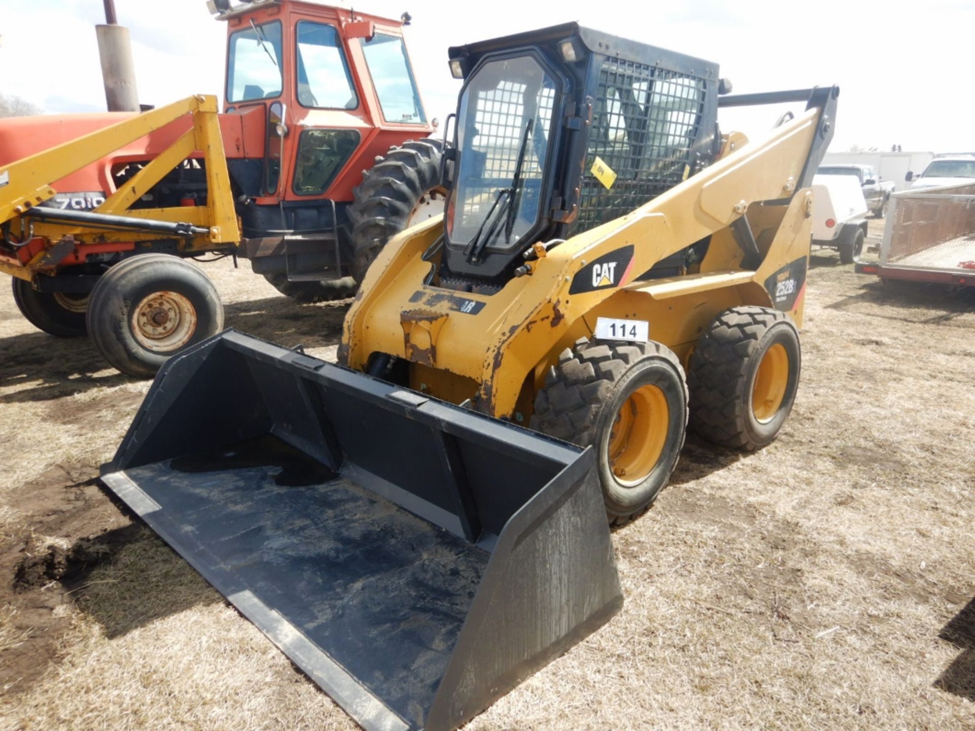 2011 CAT 252B3 SKID STEER W/ 96" NEW SNOW BUCKET, RECENTLY SERVICED, 4,642HR IN SEPT 2020 RUNS WELL