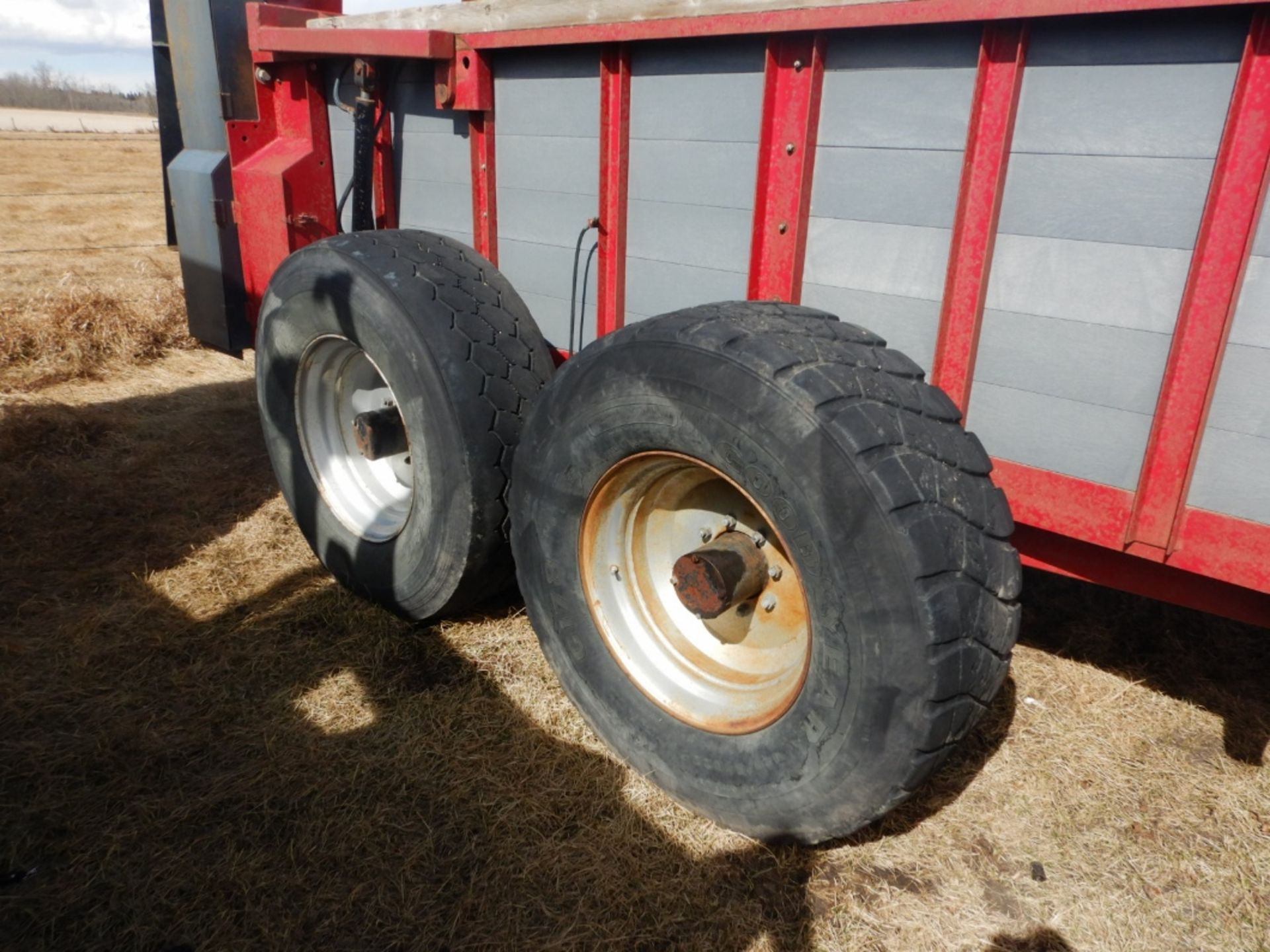 LEON 425RS SILVERSPREADER MANURE SPREADER W/ VERTICAL BEATER, HYD. PUSH, 425/65R22.5 RUBBER, S/N - Image 4 of 13