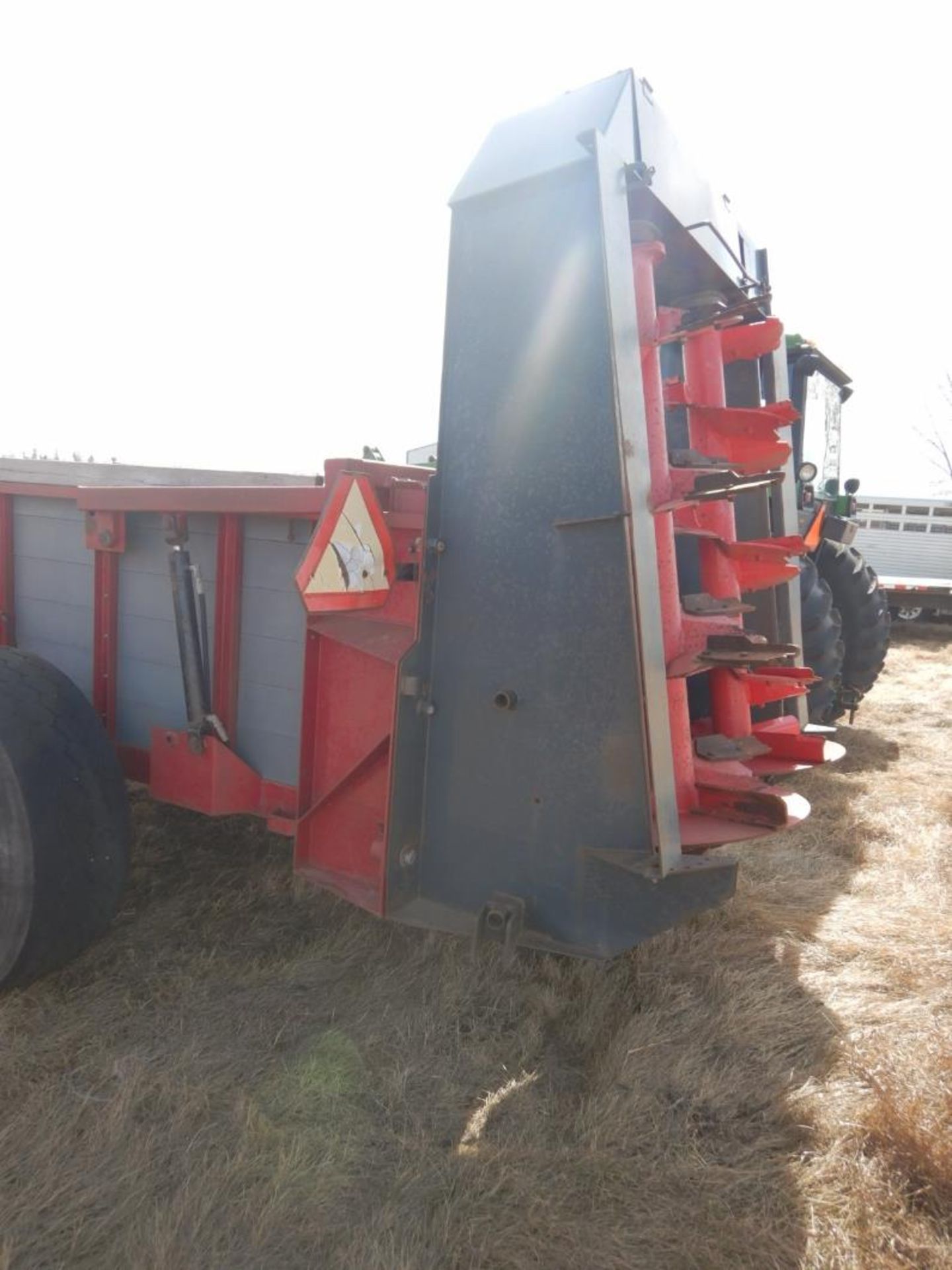 LEON 425RS SILVERSPREADER MANURE SPREADER W/ VERTICAL BEATER, HYD. PUSH, 425/65R22.5 RUBBER, S/N - Image 7 of 13