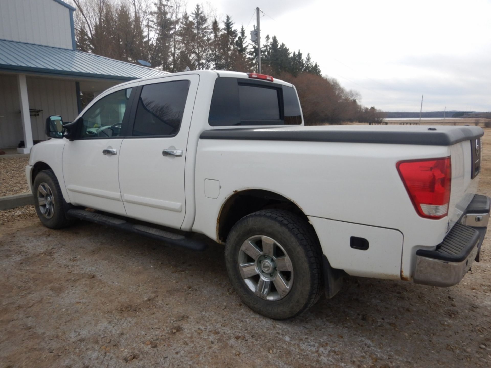 2005 NISSAN 4X4 5.6L V8 DOHC 32V CREW CAB PICK UP TRUCK W/ FULL LOAD, DVD PLAYER W/ REMOTE AND - Image 3 of 20