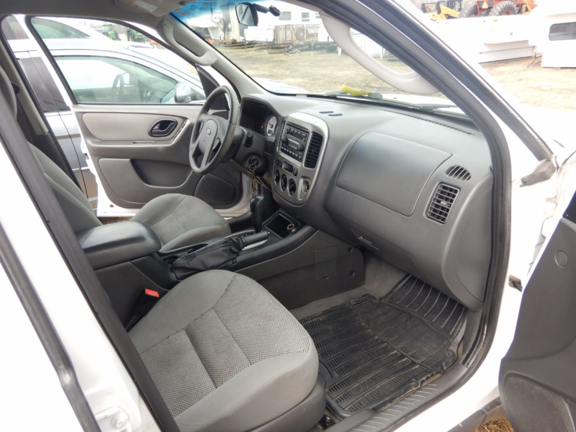 2005 FORD ESCAPE XLT, AWD, 3.0L V6, AUTOMATIC, POWER WINDOW, POWER DOOR LOCKS, 269,904 KM'S SHOWING, - Image 10 of 10