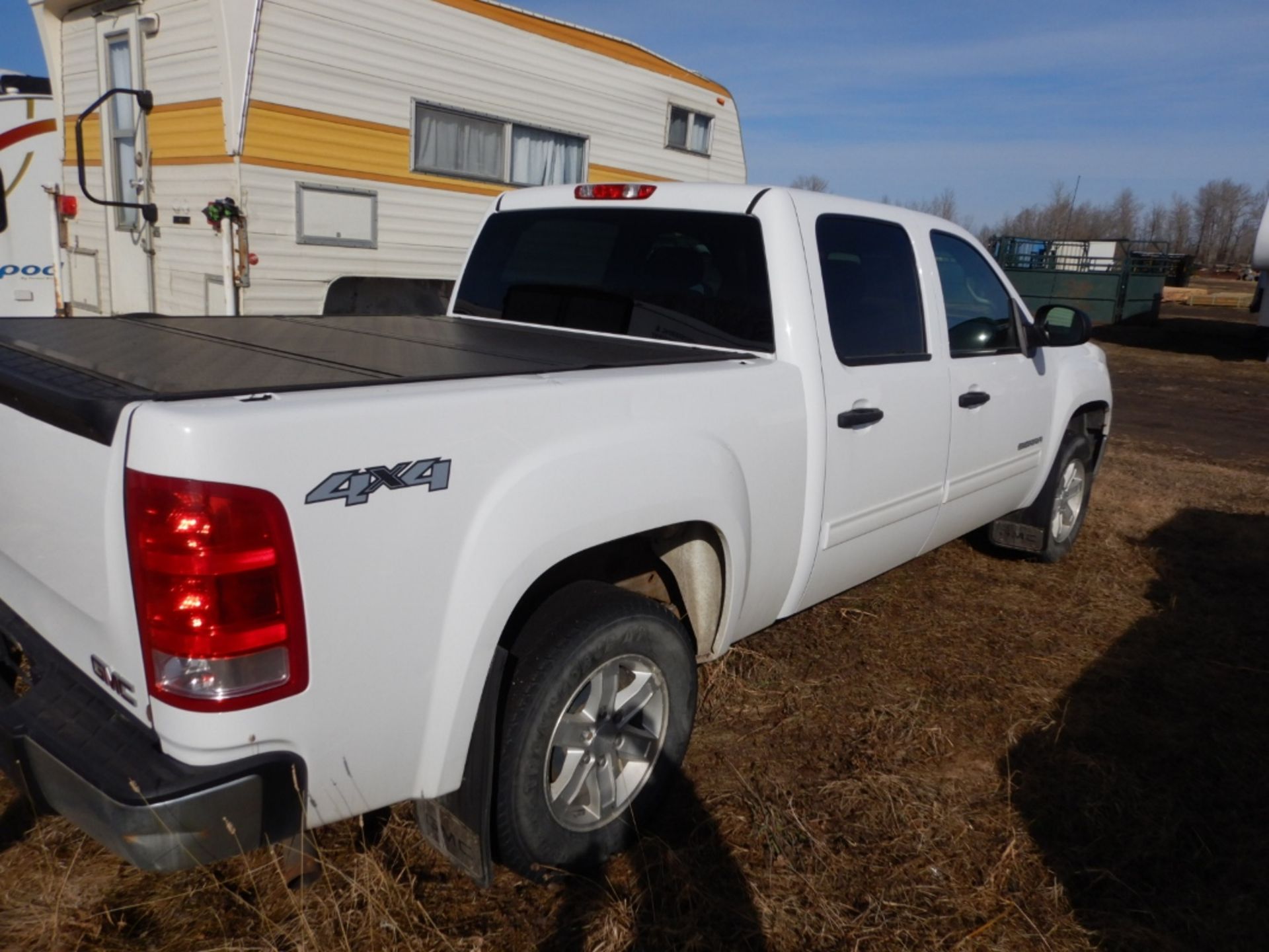 2012 GMC K1500 SIERRA 4X4 CREW CAB SHORT BOX PICKUP TRUCK W/VORTEC V-8 ENGINE, AT, BAK-FLIP TOUNNEAU - Image 3 of 8