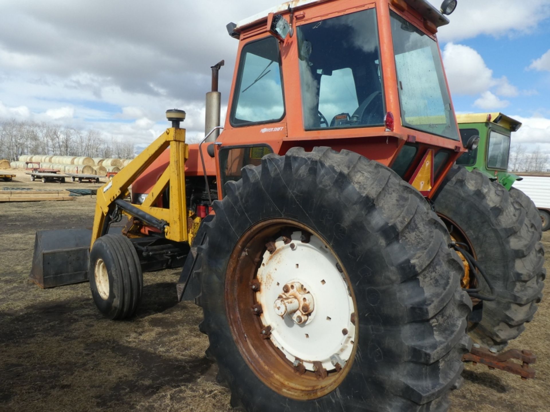 ALLIS CHALMERS 7010 TRACTOR W/ EZEE-ON 100 FRONT END LOADER W/ POWER SHIFT TRANSMISSION, 6700HR - Image 5 of 7